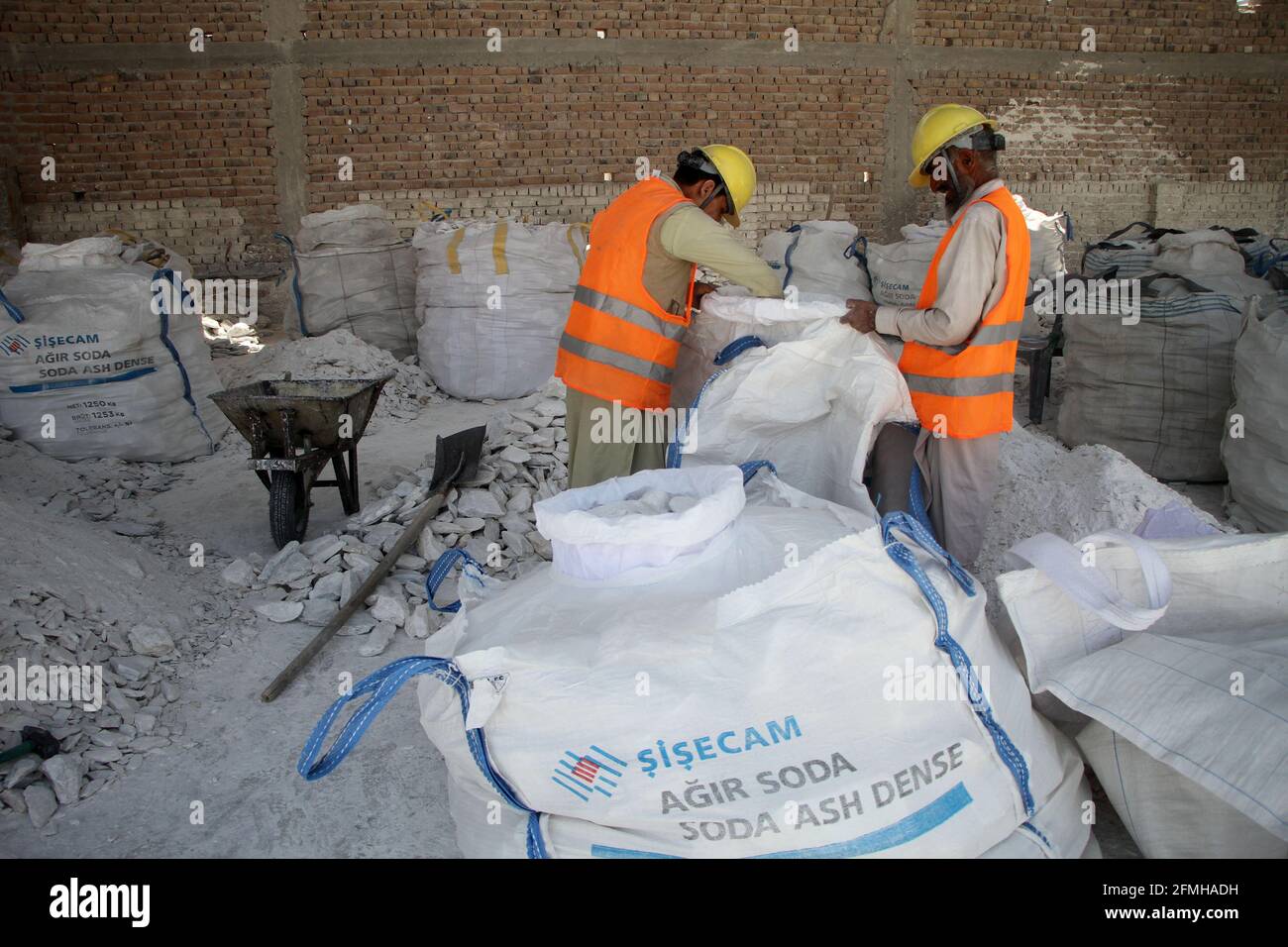 Nangarhar, Afghanistan. 9 maggio 2021. I dipendenti afghani lavorano in una fabbrica di lavorazione della pietra di talco nel distretto di Sorkh Road nella provincia di Nangarhar, Afghanistan, il 9 maggio 2021. L'Afghanistan ha ripreso l'esportazione di pietra di talco da una miniera chiave nella provincia orientale del paese di Nangarhar, ha detto il Ministero dell'industria e del commercio domenica. Credit: Safi/Xinhua/Alamy Live News Foto Stock