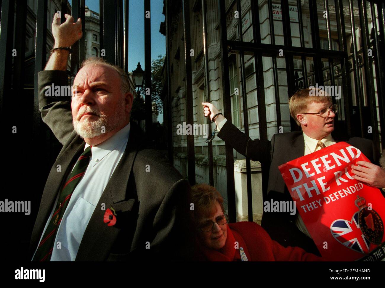 WILLIAM MONTGOMERY OTTOBRE 1999THELMA JOHNSTONE E WILLIAM FRAZER MANETTE LORO STESSI ALLA RINGHIERA FUORI DOWNING ST COME PROTESTA CONTRO IL TRAETMENT DELLA RUC Foto Stock