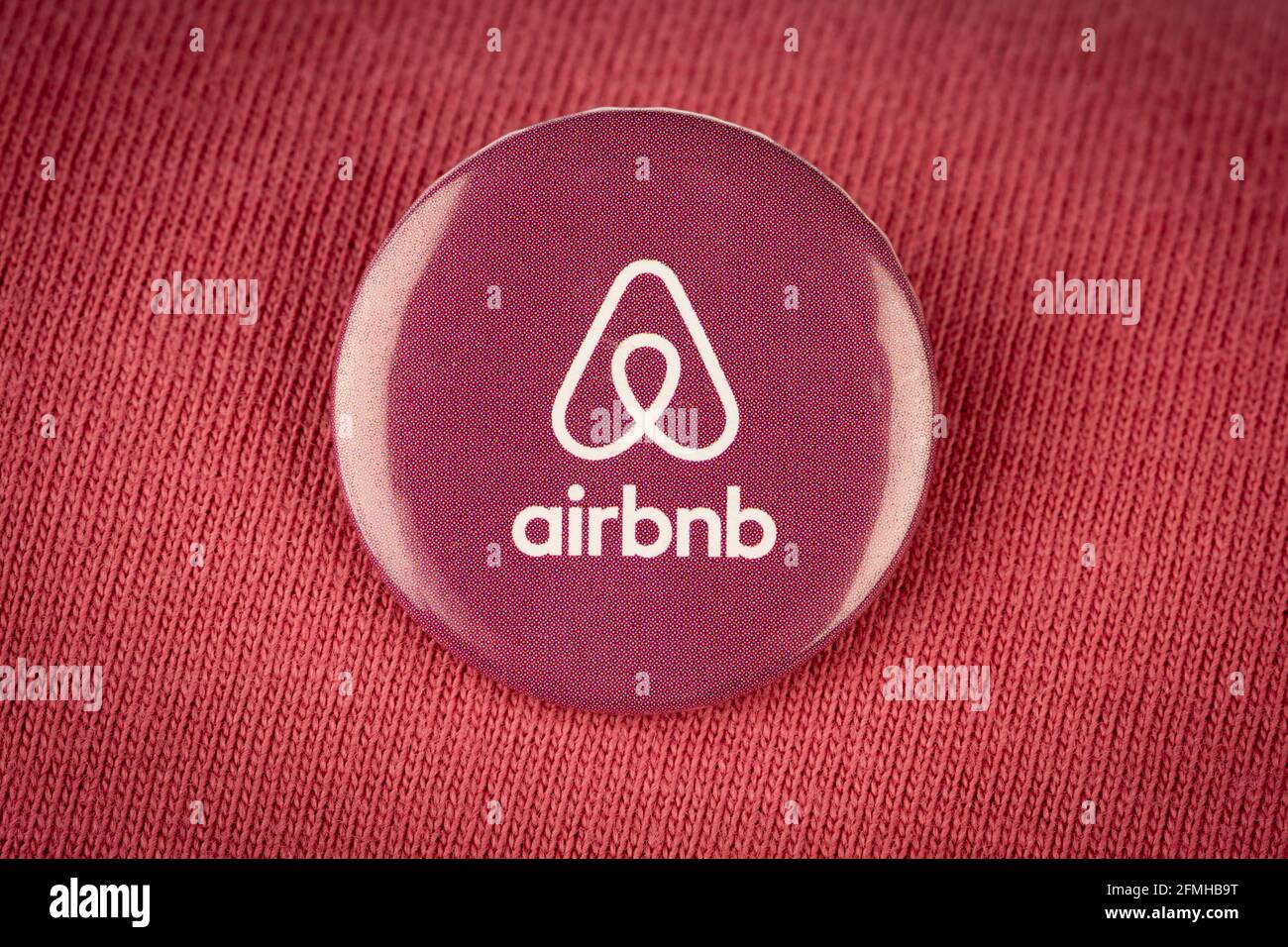 Il logo del mercato online di alloggio Airbnb appare su un distintivo. Foto Stock