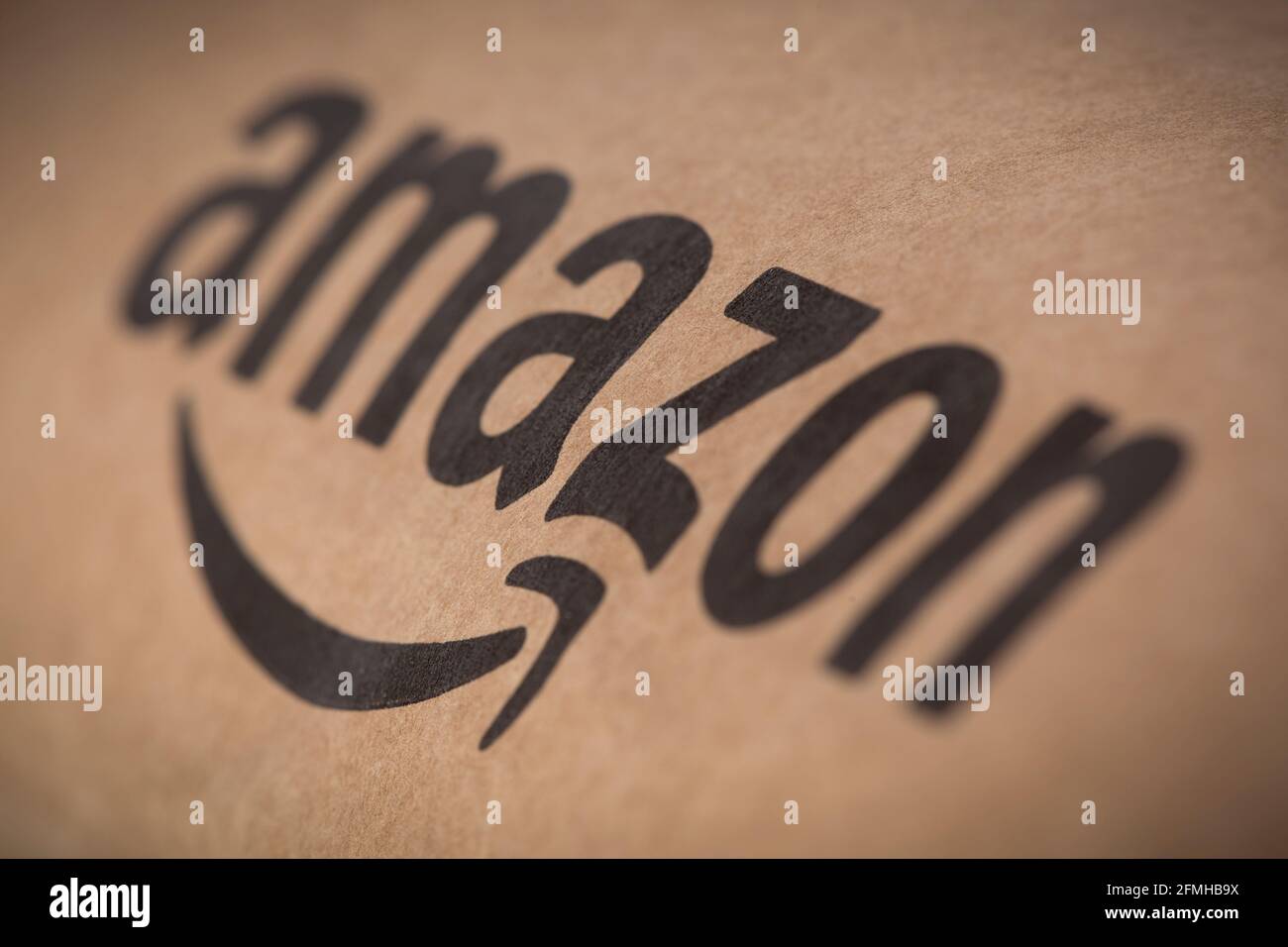 Un primo piano del logo del rivenditore online Amazon, come mostrato su alcune confezioni. Foto Stock