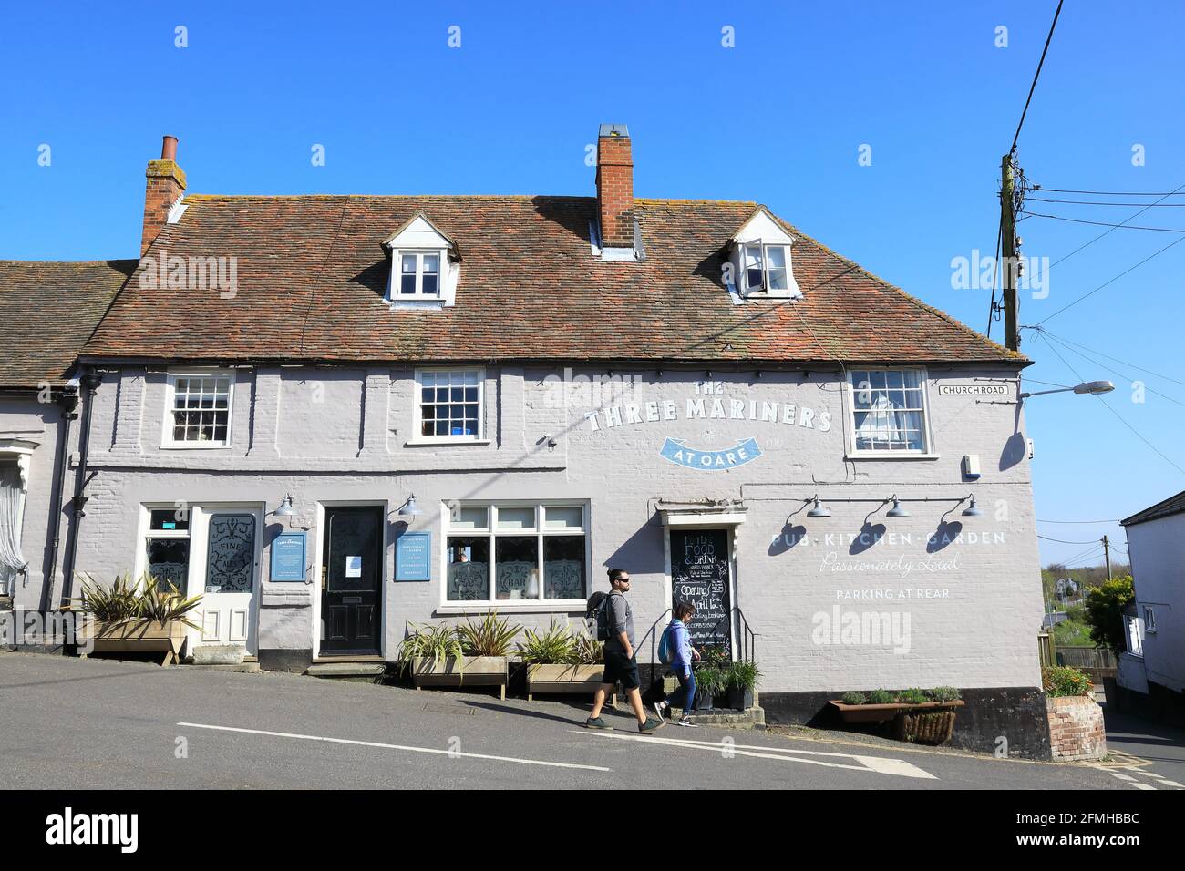 Il pub Three Mariners Shepherd Neame di Oare, vicino alle paludi di osservazione degli uccelli, vicino a Faversham, a Kent, Regno Unito Foto Stock