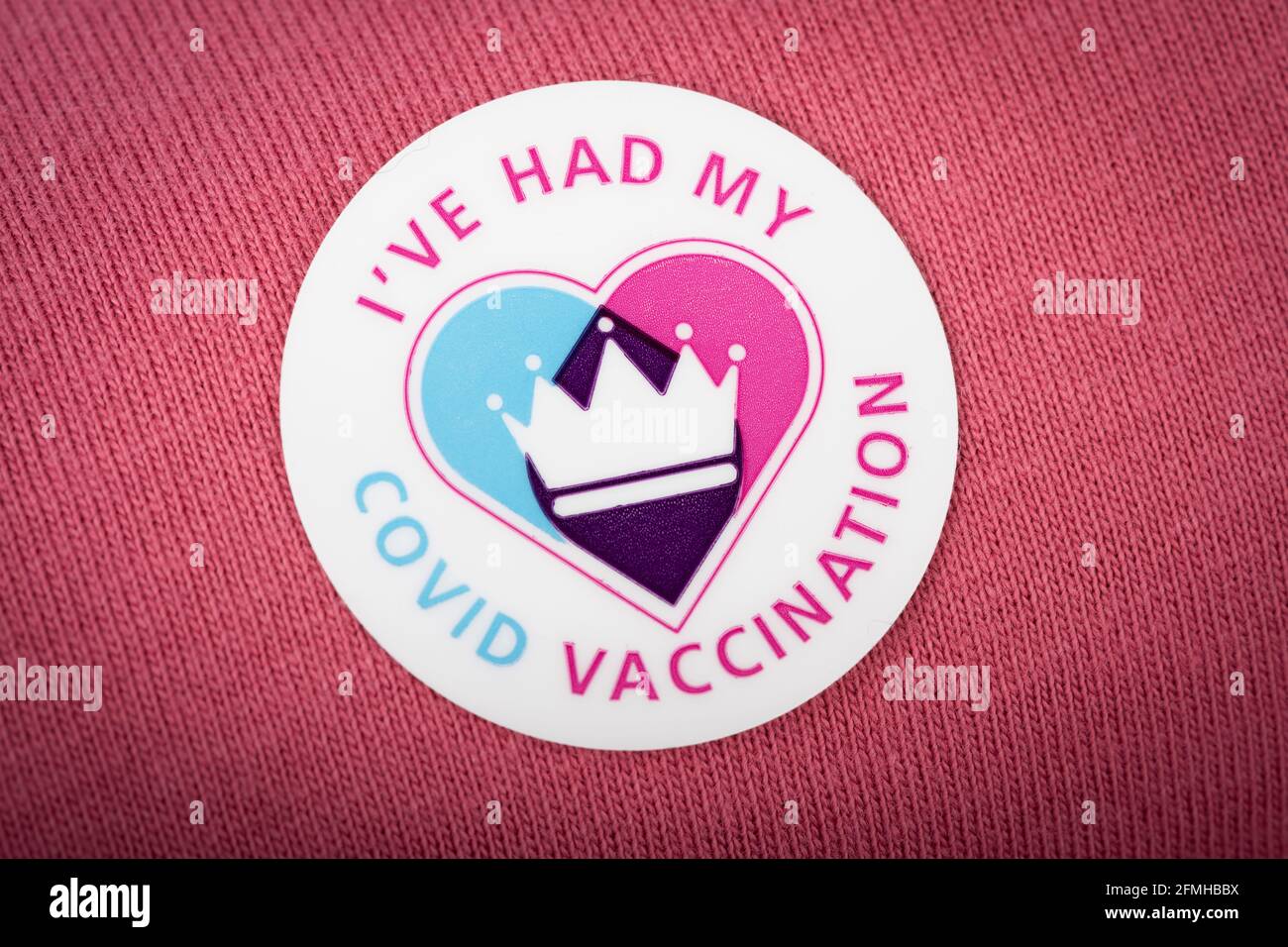 Ho il badge che recita "ho avuto la mia vaccinazione di covid" girato su un abbigliamento di una persona. Foto Stock
