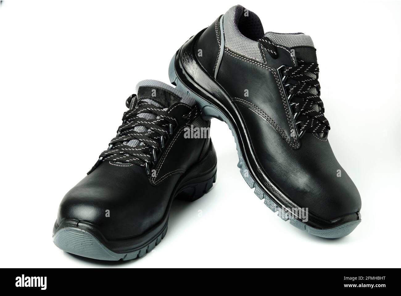 Stivali di sicurezza da lavoro in pelle nera isolati su bianco Foto Stock