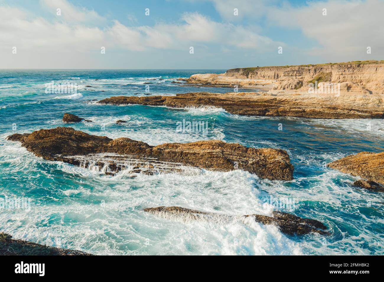 Litorale roccioso al largo dell'oceano Pacifico nel Montana de Oro state Park, California Central Coast Foto Stock