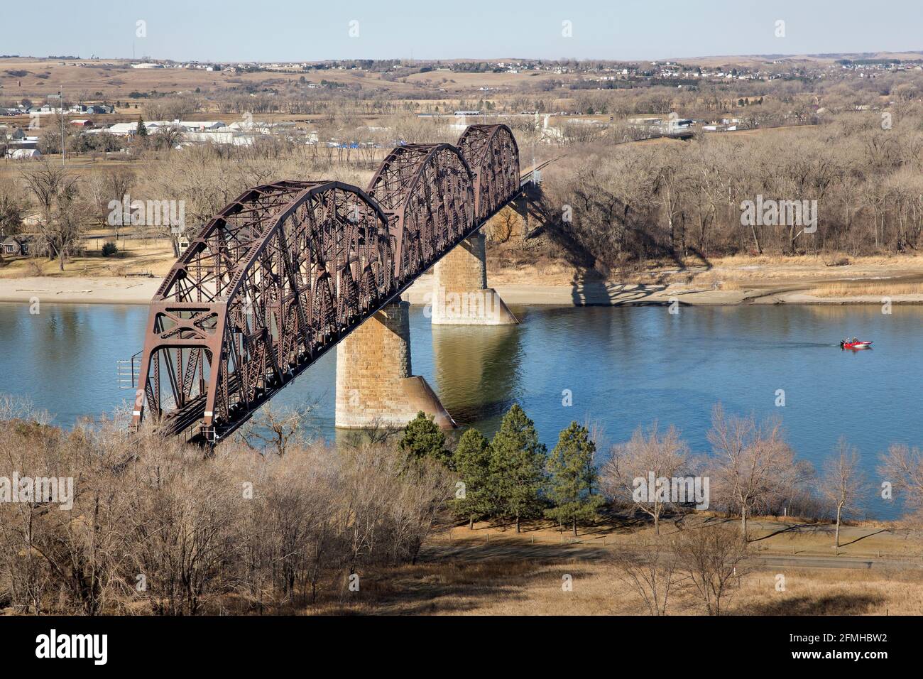 La storica infrastruttura del ponte ferroviario del Pacifico settentrionale del 1882 ora il ponte ferroviario BNSF sul fiume Missouri tra Bismarck e Mandan, North Dakota Foto Stock