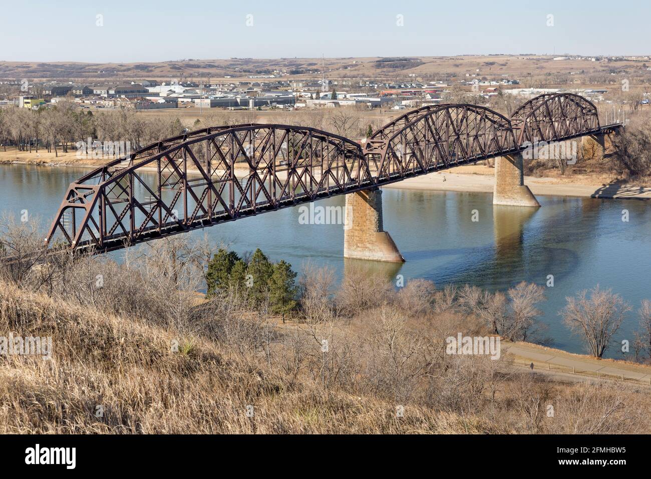 La storica infrastruttura del ponte ferroviario del Pacifico settentrionale del 1882 ora il ponte ferroviario BNSF sul fiume Missouri tra Bismarck e Mandan, North Dakota Foto Stock