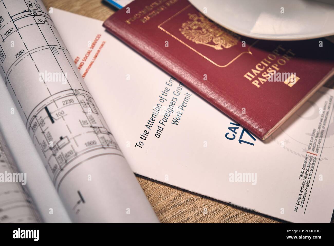 Cappello bianco, passaporto straniero russo e permesso di lavoro turco presso la scrivania in legno vista dall'alto verso il basso Foto Stock