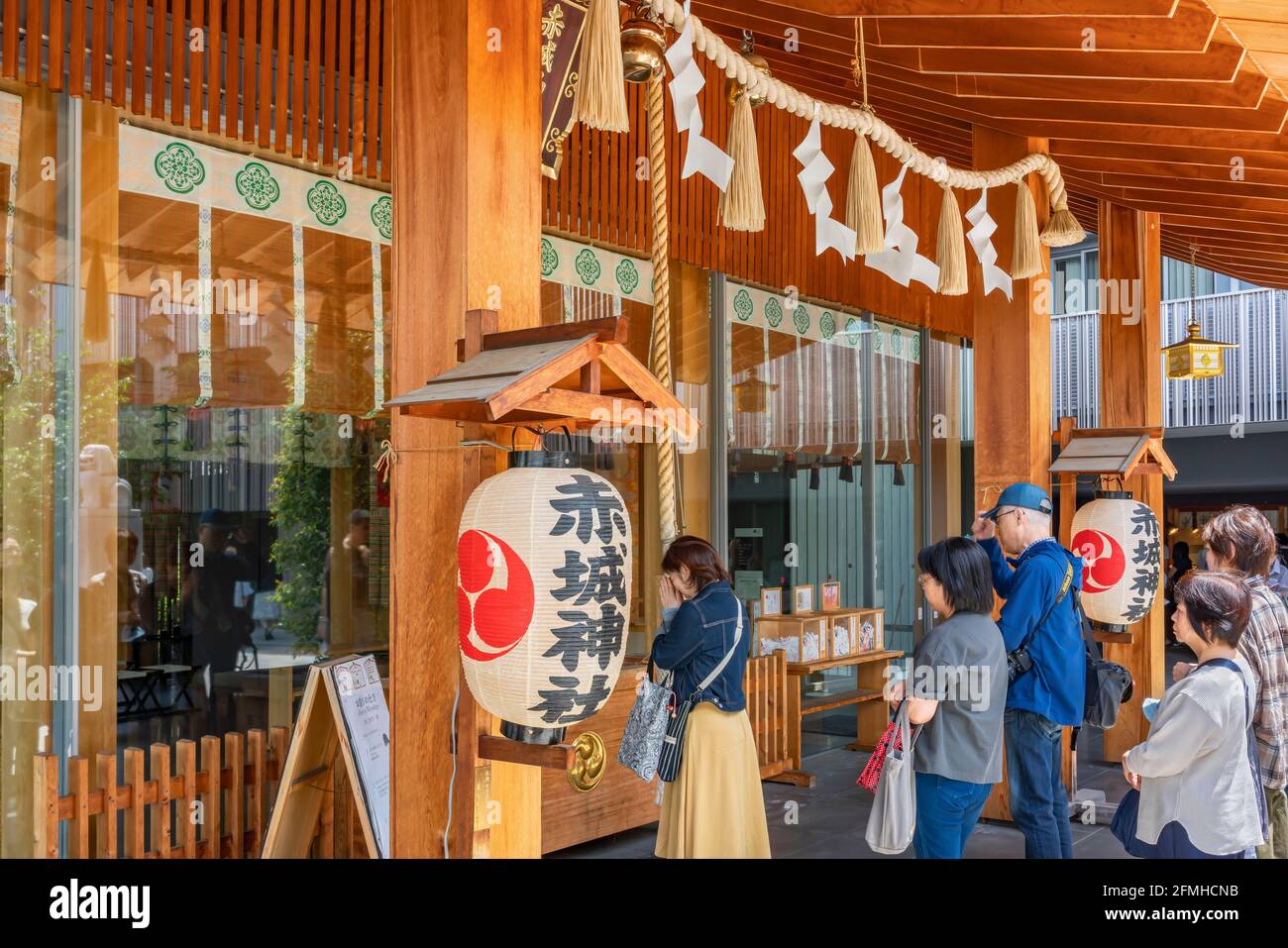 tokyo, giappone - marzo 02 2020: Coda e preghiera giapponese nel santuario Akagi di Kagurazaka adornato con lanterne di carta e corda shimenawa sacra Foto Stock