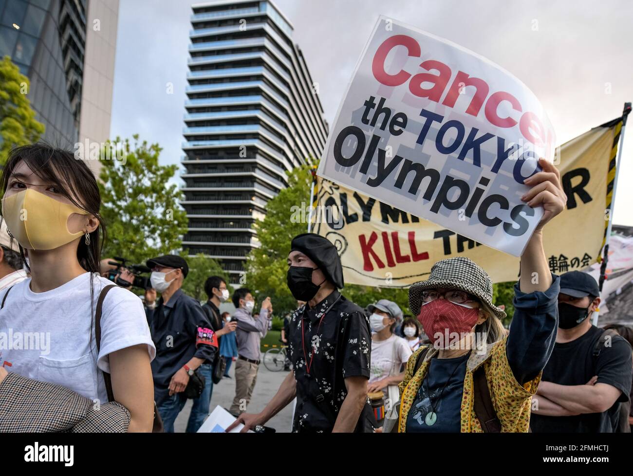 Tokyo, Giappone. 09 maggio 2021. I manifestanti manifestano contro le Olimpiadi di Tokyo di fronte al nuovo Stadio Nazionale, lo stadio principale per le Olimpiadi di Tokyo. Credit: ASWphoto/Alamy Live News Foto Stock