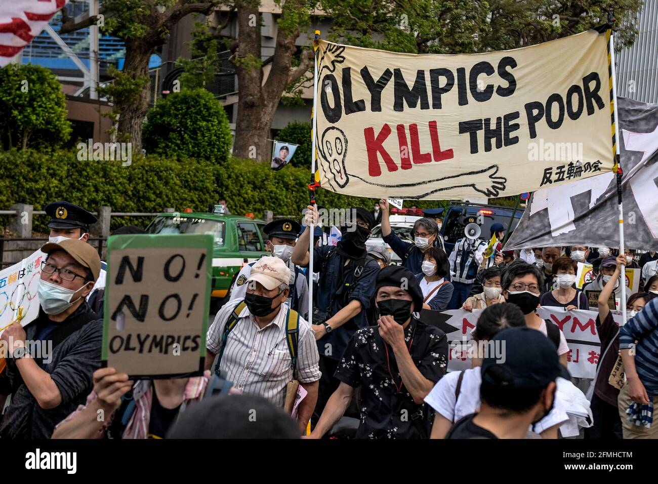 Tokyo, Giappone. 09 maggio 2021. I manifestanti manifestano contro le Olimpiadi di Tokyo di fronte al nuovo Stadio Nazionale, lo stadio principale per le Olimpiadi di Tokyo. Credit: ASWphoto/Alamy Live News Foto Stock