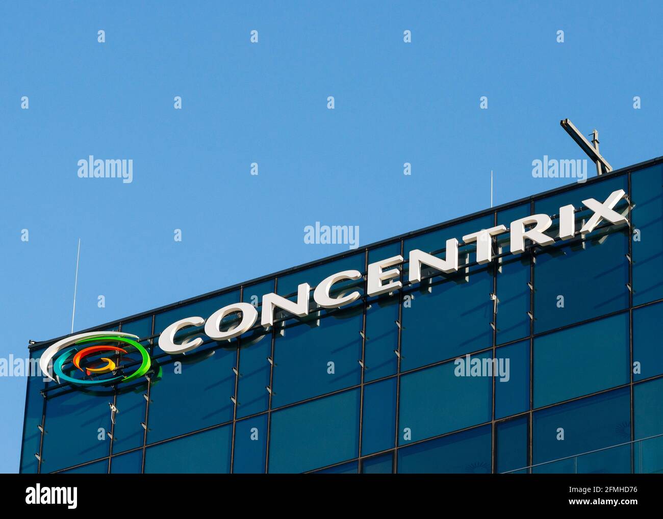 Logo Concentrix sull'edificio dell'ufficio contro il cielo blu Foto Stock