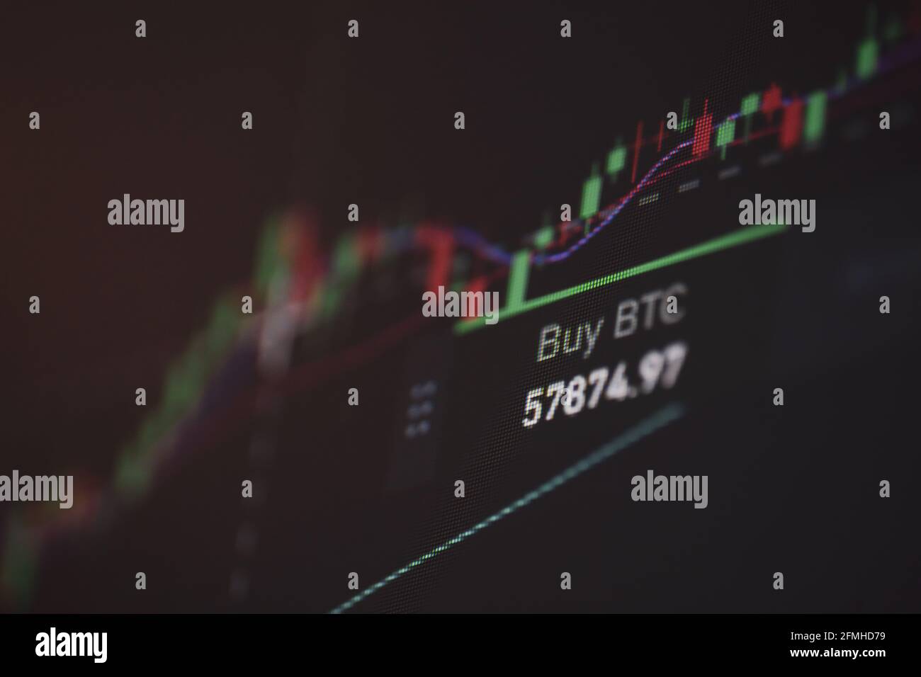 Riprese in profondità di campo poco profonde con dettagli sulle fluttuazioni dei prezzi della criptovaluta Bitcoin su un'app di scambio criptato, su uno schermo digitale. Foto Stock