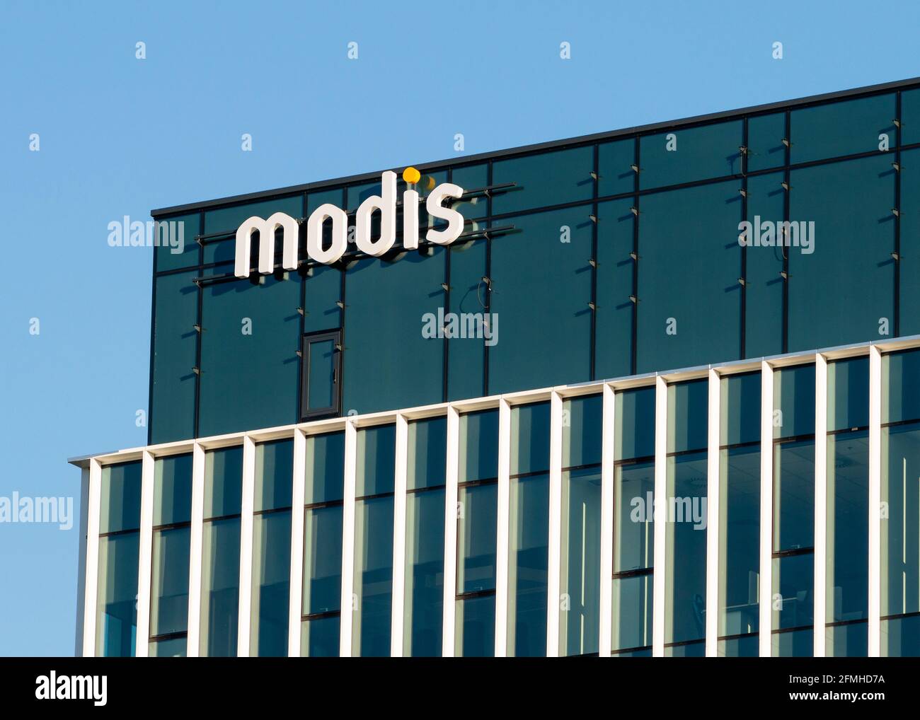 Logo MODIS sull'edificio dell'ufficio contro il cielo blu Foto Stock