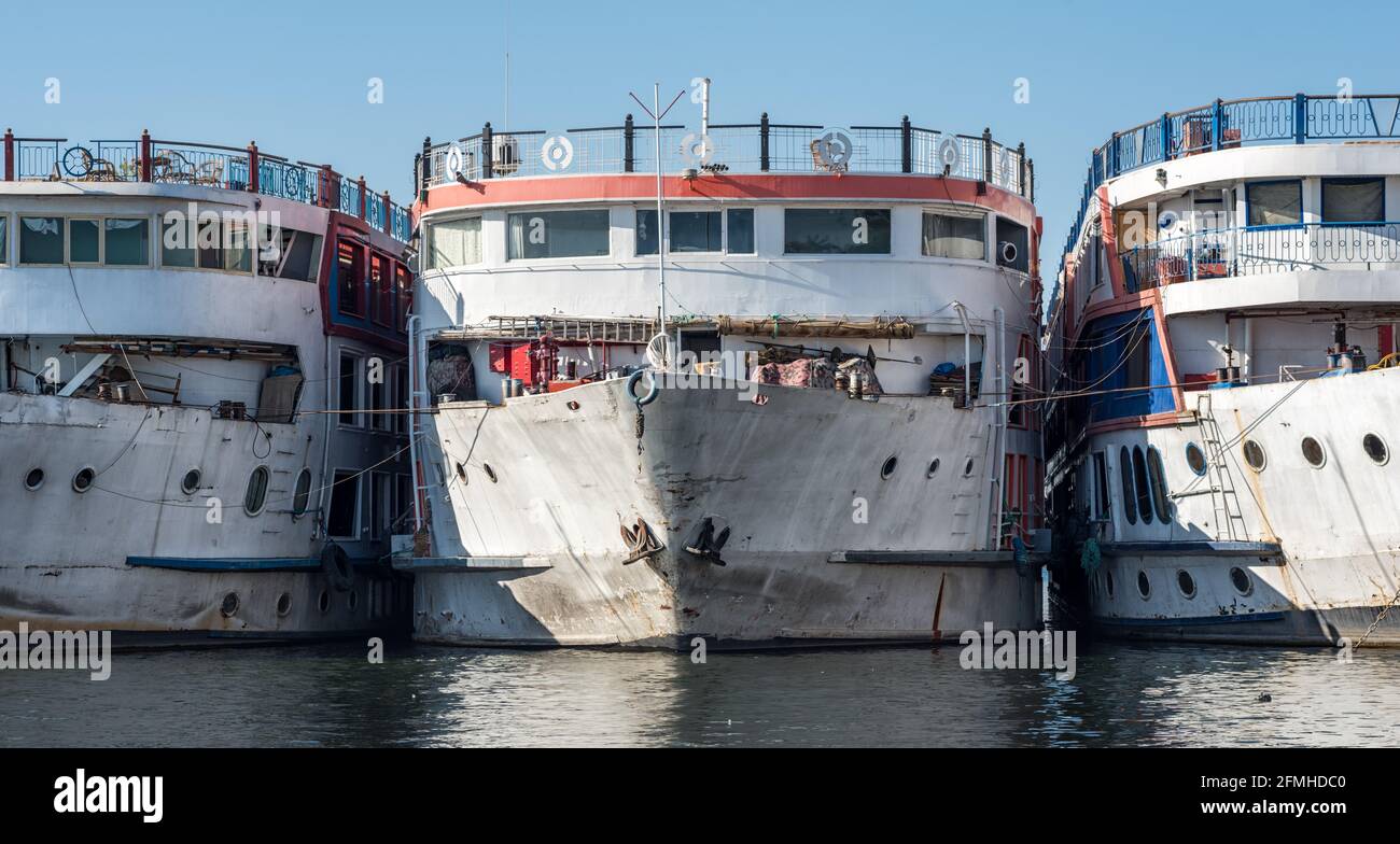 Molte vecchie navi senza persone nel fiume Nilo in Egitto Foto Stock