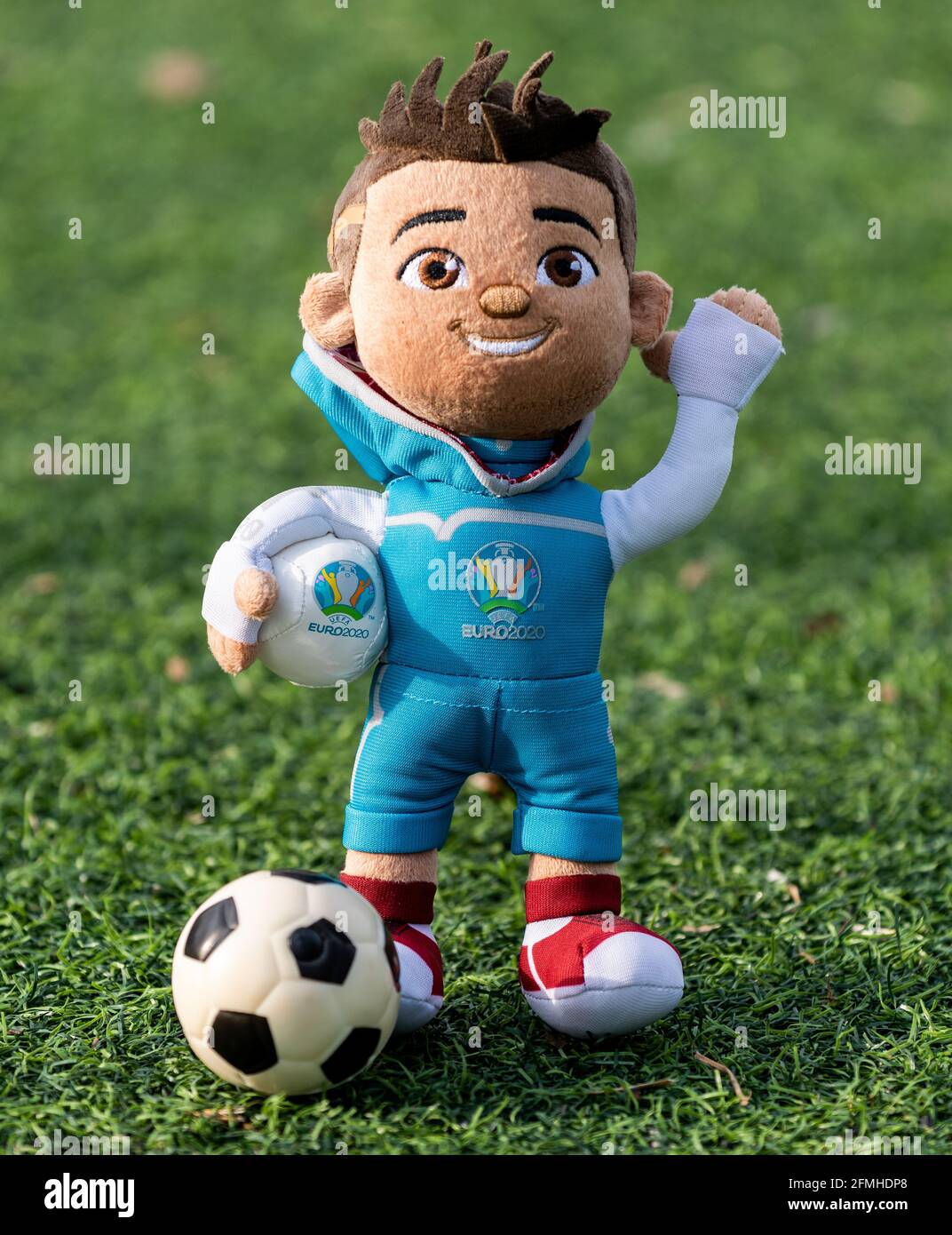 16 aprile 2021 Mosca, Russia. Mascotte giocattolo morbido del Campionato europeo di calcio 2020 Skillzy sull'erba verde del prato dello stadi di calcio Foto Stock