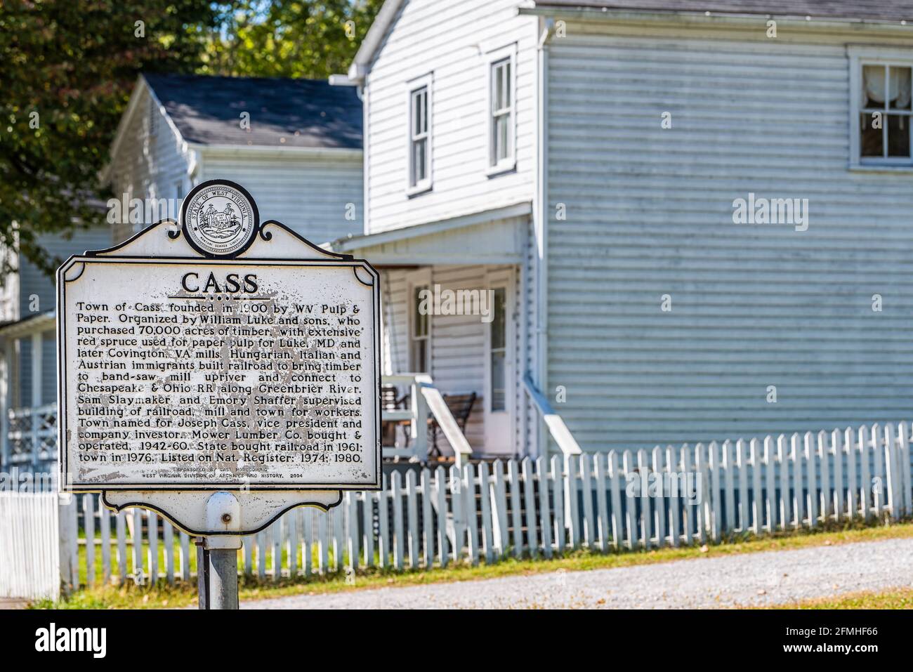 Cass, USA - 6 ottobre 2020: Storica lapide storica sulla città di Cass fondata da Paper and Pulp Mill Company per i dipendenti immigrati con fila di Foto Stock