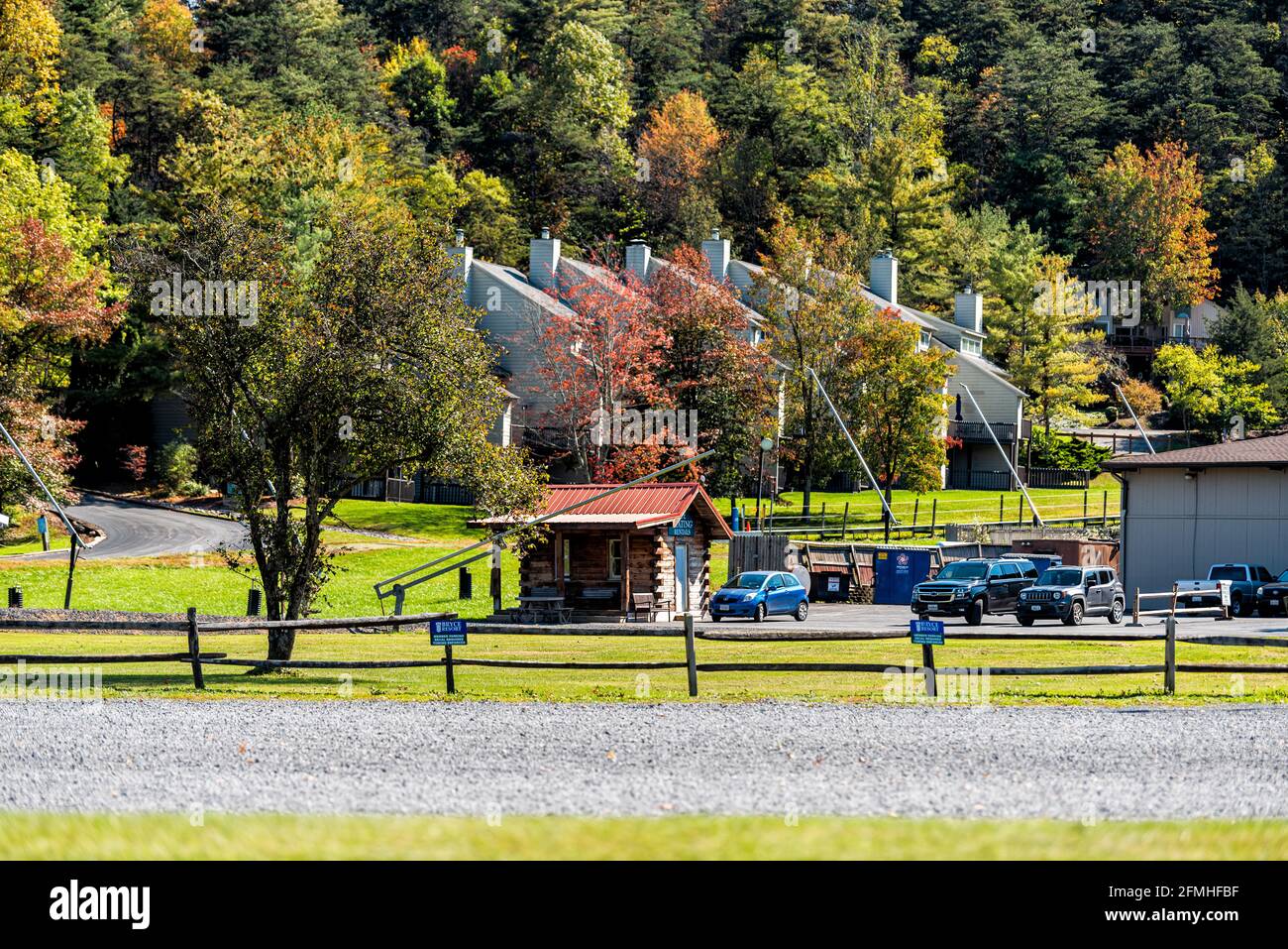 Basye, Stati Uniti d'America - 7 ottobre 2020: Città in Virginia campagna Contea di Shenandoah con segno di costruzione per Bryce resort parcheggio sci in autunno sole autunno Foto Stock