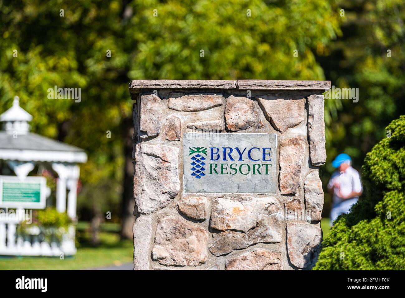 Basye, Stati Uniti d'America - 7 ottobre 2020: Città nella contea di Shenandoah campagna della Virginia con il cartello d'ingresso dell'edificio per la stazione sciistica di Bryce in autunno Foto Stock