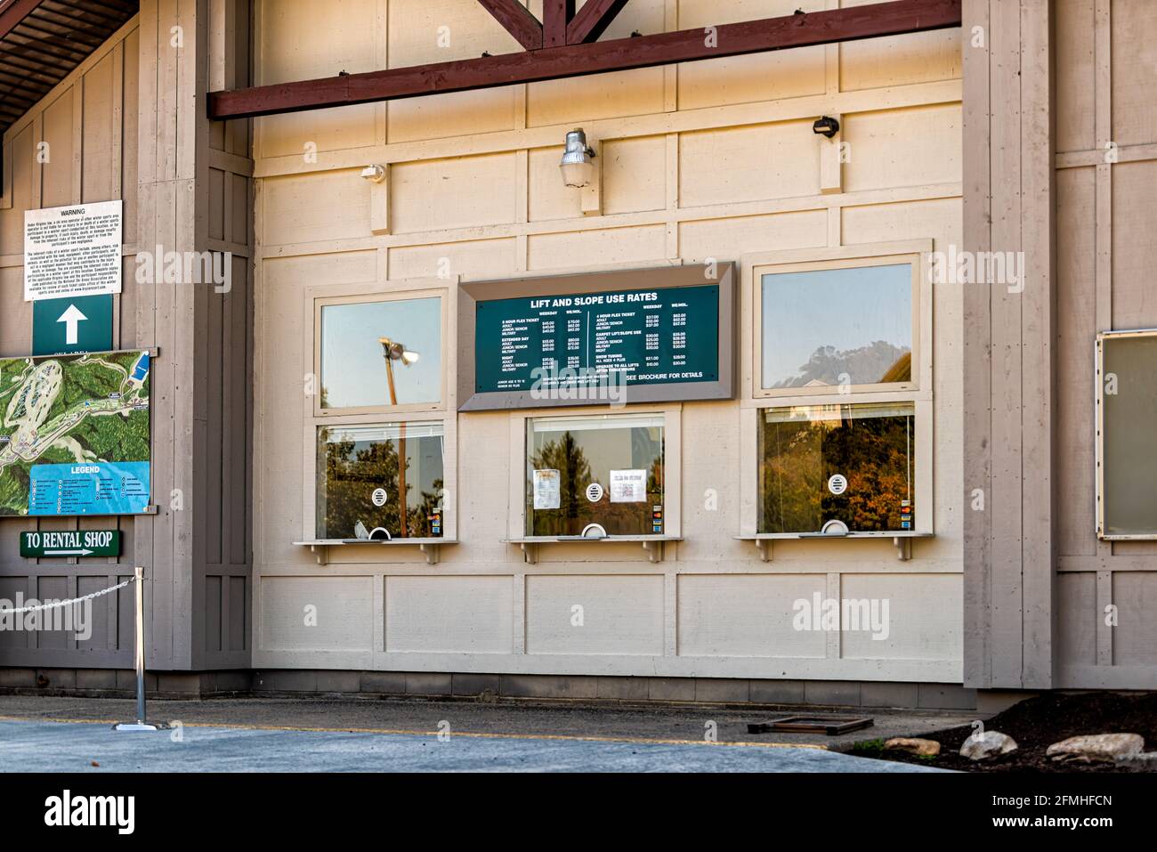 Basye, USA - 7 ottobre 2020: Finestra di costruzione della biglietteria per gli skipass della stazione sciistica di Bryce nella campagna rurale della Virginia, contea di Shenandoah con sig Foto Stock