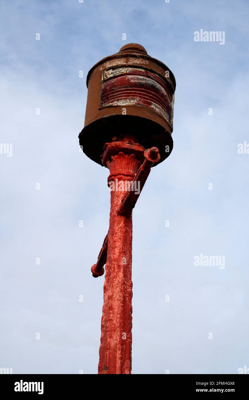 Lampada di navigazione protetta nella baia di Cardiff, Galles, classificato di grado 2, ingresso al bacino ovale Foto Stock