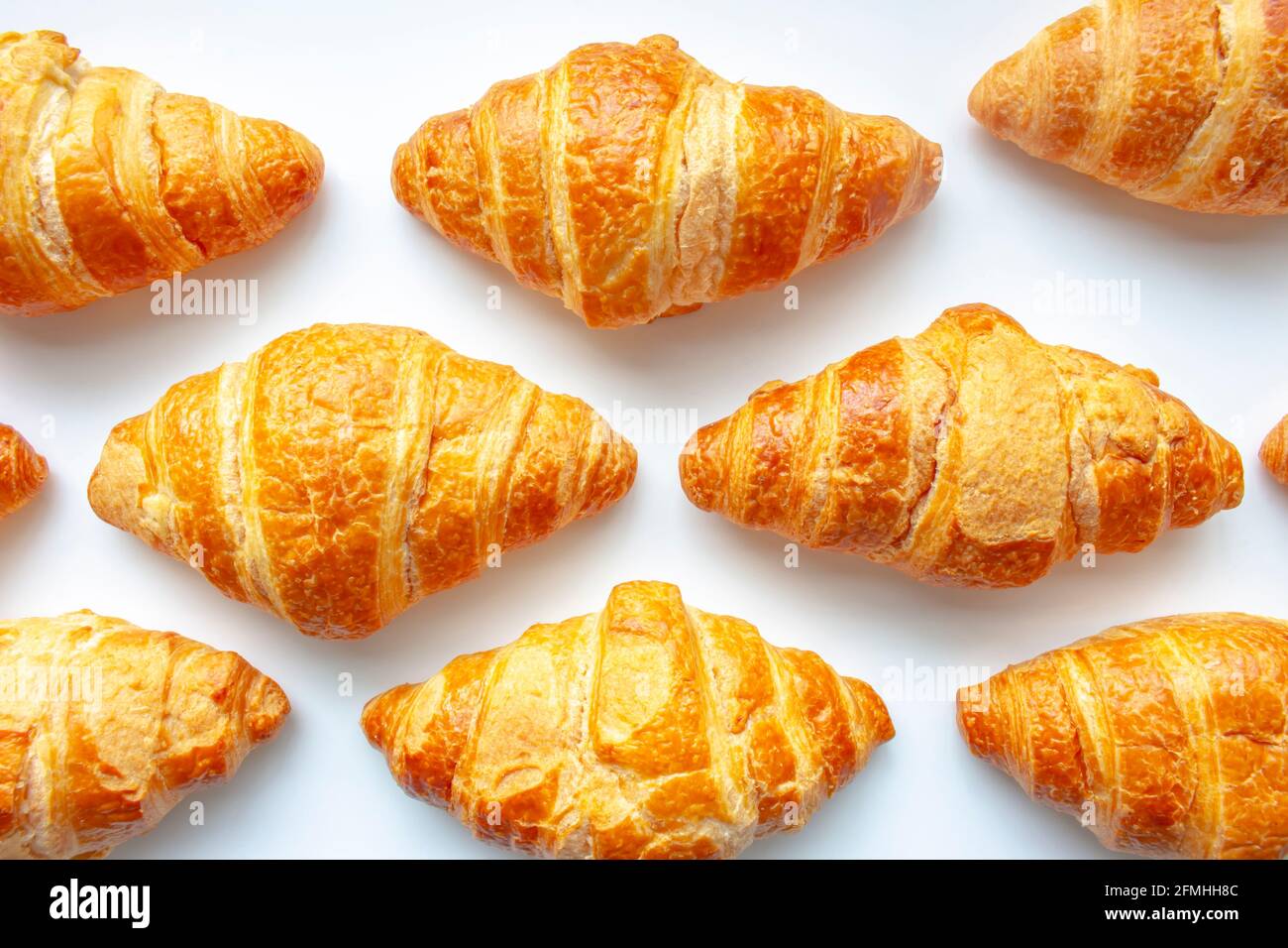 Croissant su sfondo bianco. Pasticceria di origine austriaca, sfoglia, viennoiserie, ma principalmente associata alla Francia. Foto Stock
