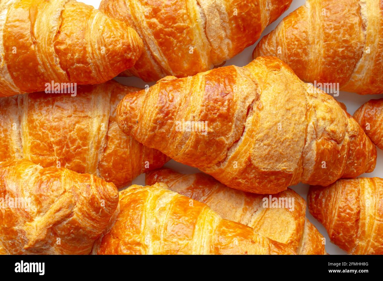 Diversi croissant, a forma di mezzaluna e, come altre viennoiserie, sono costituiti da un impasto stratificato lievitato. Foto Stock