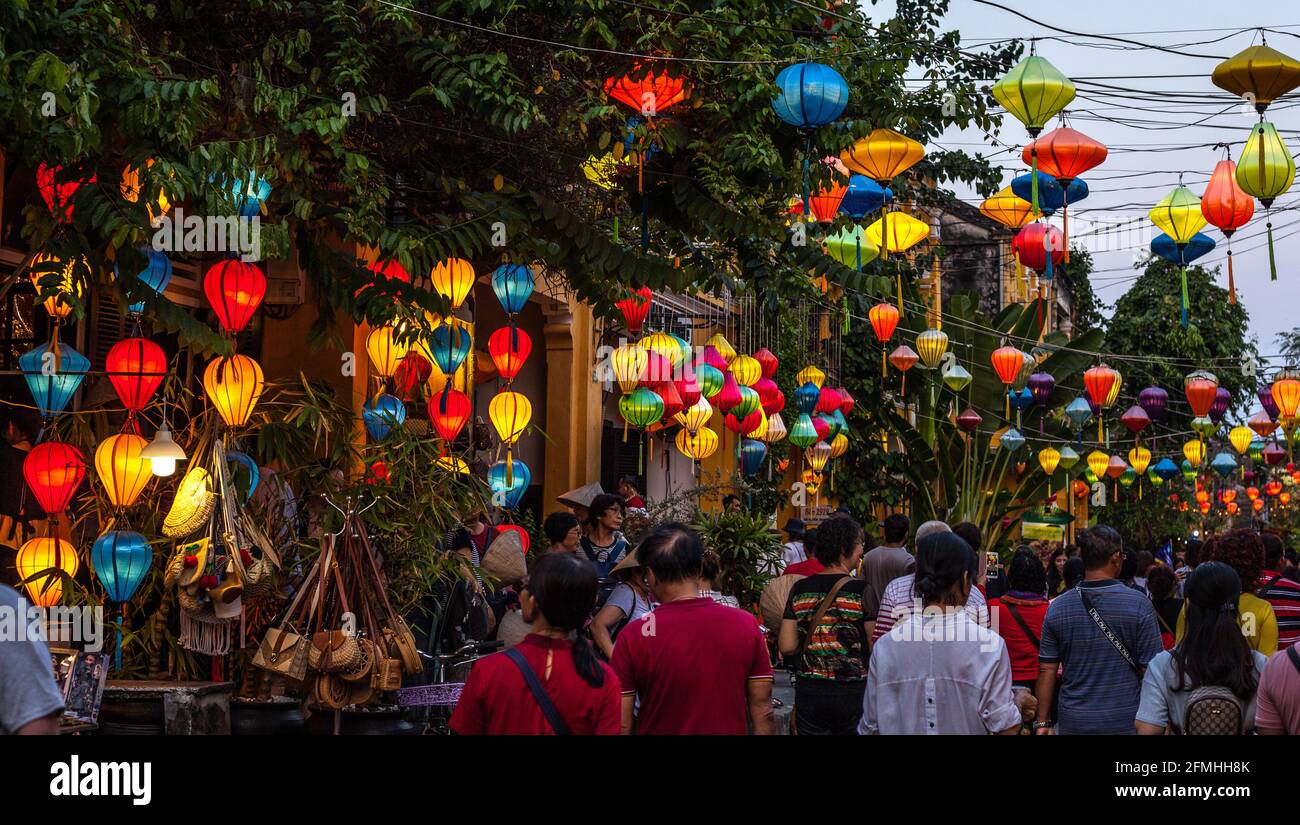 Lanterne colorate appese tra gli edifici della città vecchia, Hoi An, Vietnam Foto Stock