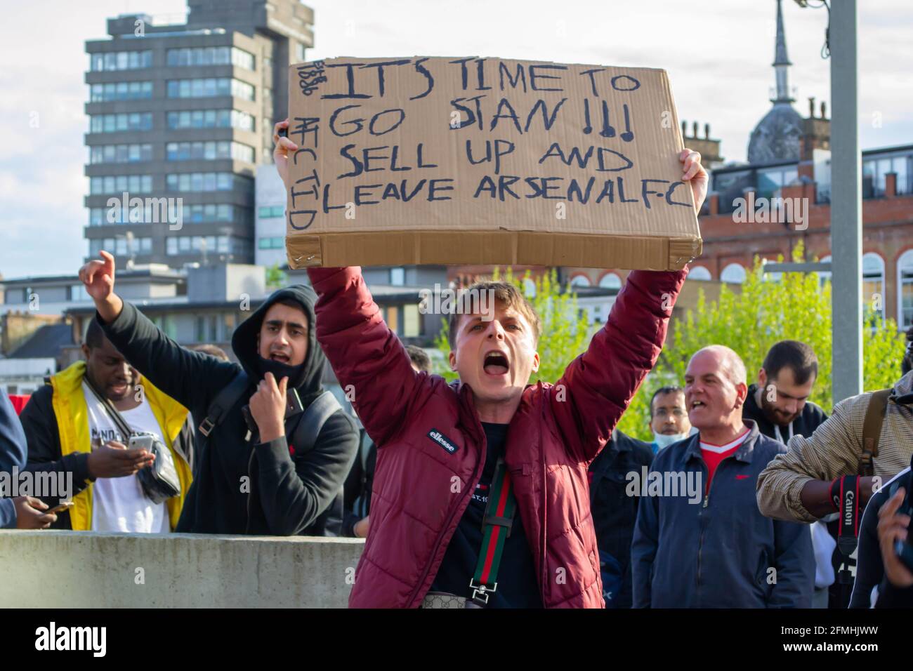 Londra, Inghilterra. 9 maggio 2021. Tifosi dell'Arsenale che protestano contro Stan Kroenke, fuori dagli Emirati dello stadio Credit: Jessica Girvan/Alamy Live News Foto Stock