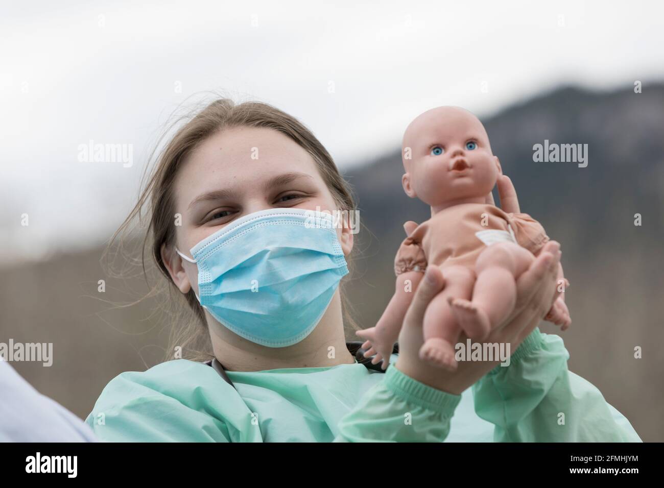 Uno studente tiene in mano una bambola mentre partecipa a una dimostrazione di parto alla Vigilante Day Parade di Helena Montana venerdì 7 maggio 2021. T Foto Stock