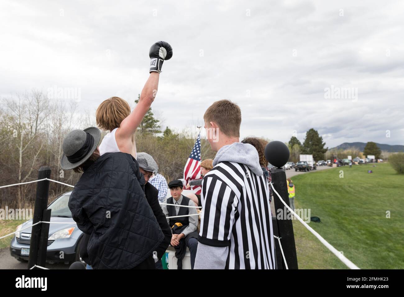Gli studenti della Capital High School prendono parte a una dimostrazione di pugilato mentre i visitatori si recano alla sfilata Vigilante Day a Helena Montana venerdì 7 maggio, Foto Stock