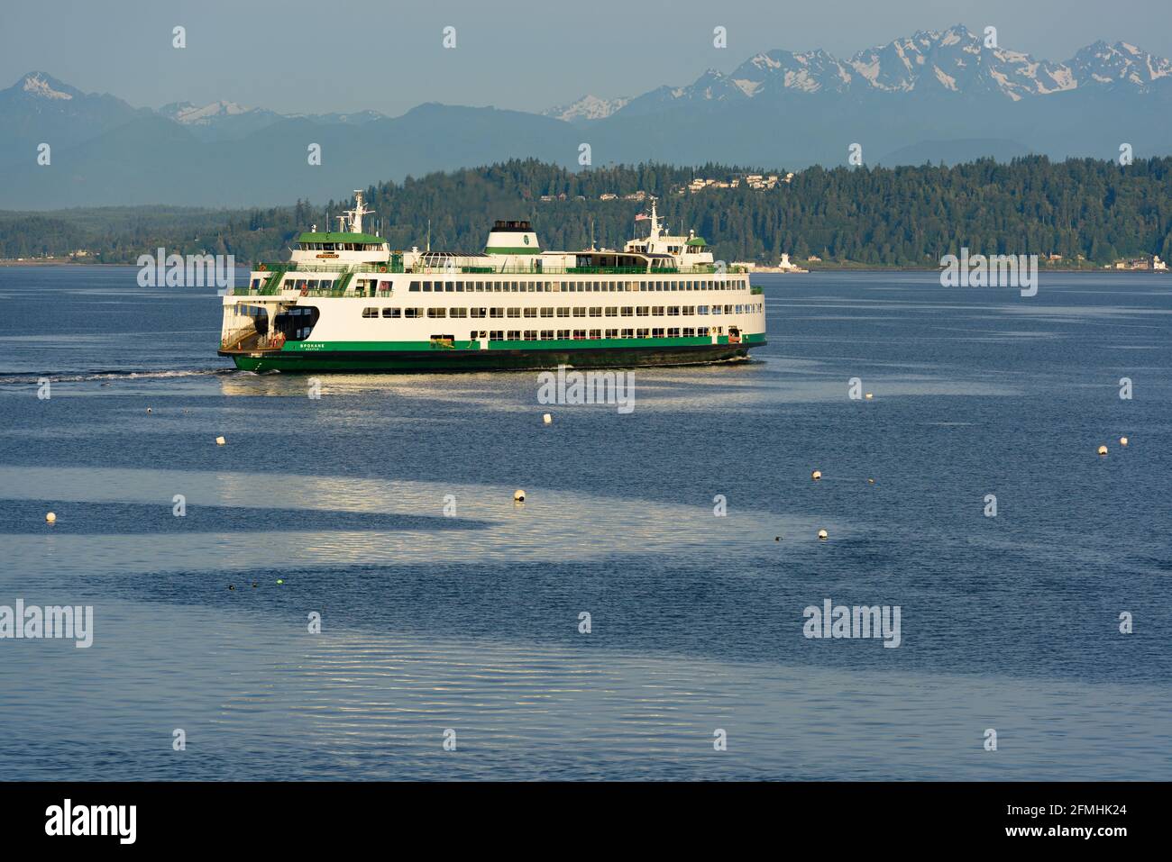 Edmonds, WA, USA - 31 maggio 2016; il traghetto per auto statale di Washington MV Spokane parte da Edmonds per viaggiare attraverso Puget Sound verso le Olympic Mountains Foto Stock