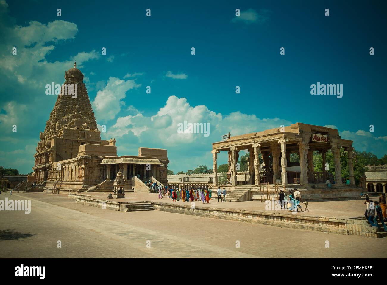 Una vista grandangolare del Tempio di Brihadeeswara, noto anche come Grande Tempio di Tanjore, Tamil Nadu, India Foto Stock