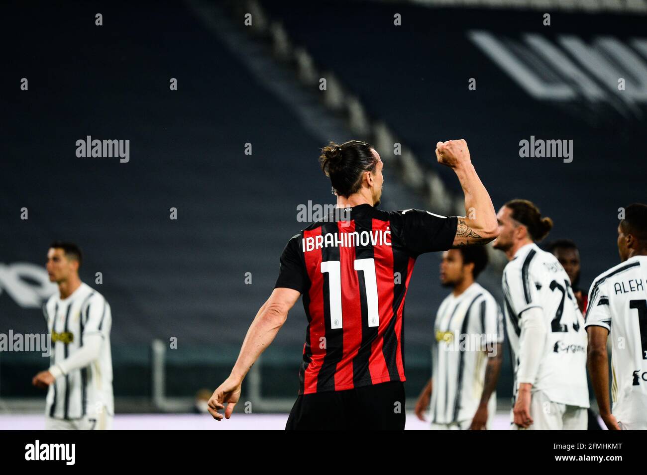 Zlatan Ibrahimovic di AC Milan celebra durante la serie UNA partita di calcio tra Juventus FC e AC Milan. Gli stadi sportivi di tutta Italia restano soggetti a rigorose restrizioni a causa del Coronavirus Pandemic, in quanto le leggi governative in materia di distanziamento sociale vietano i tifosi all'interno dei locali, con conseguente gioco a porte chiuse. Milano ha vinto 0-3 su Juventus Foto Stock