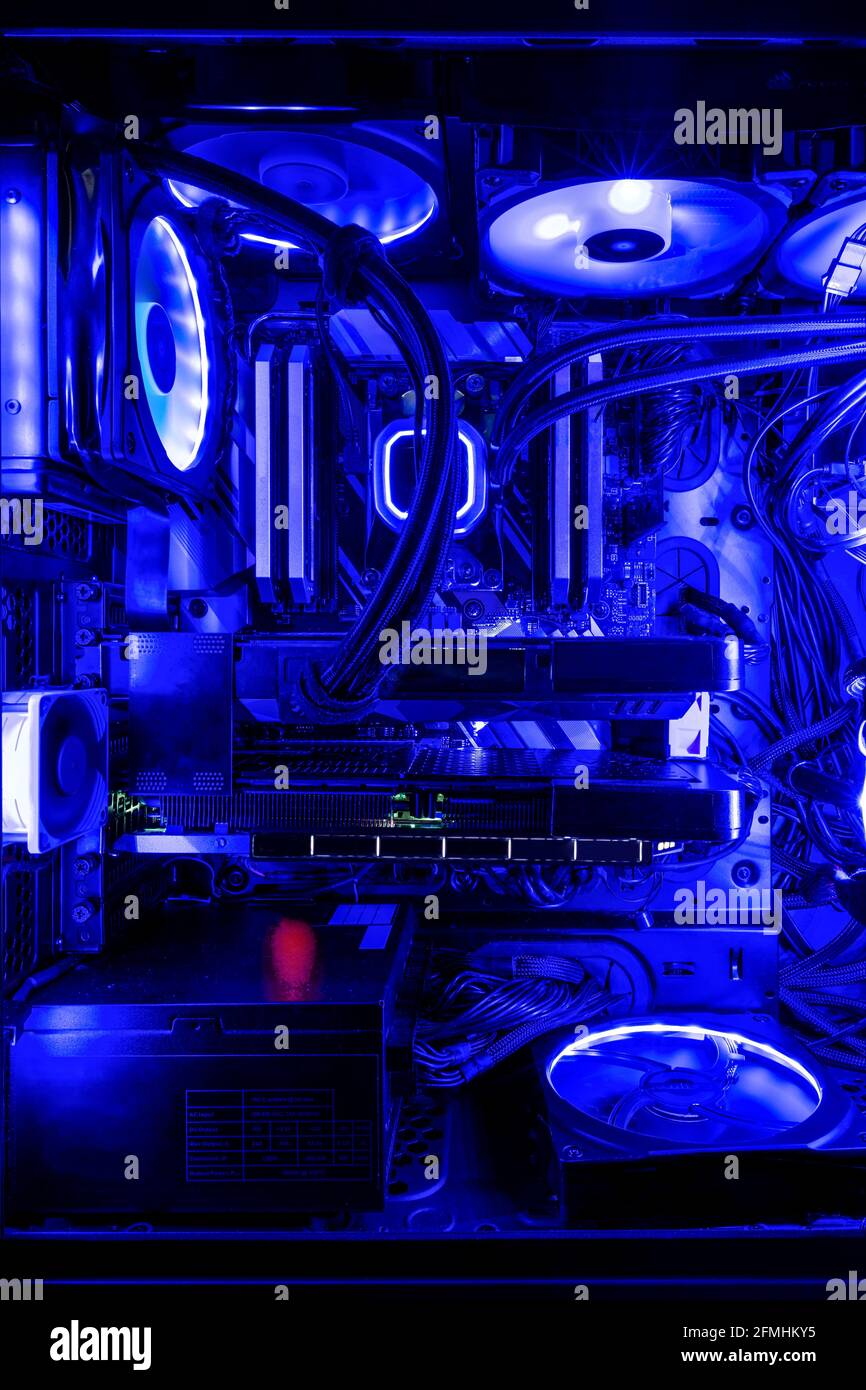 Interiror di un PC generico per i giocatori illuminato in blu Foto Stock