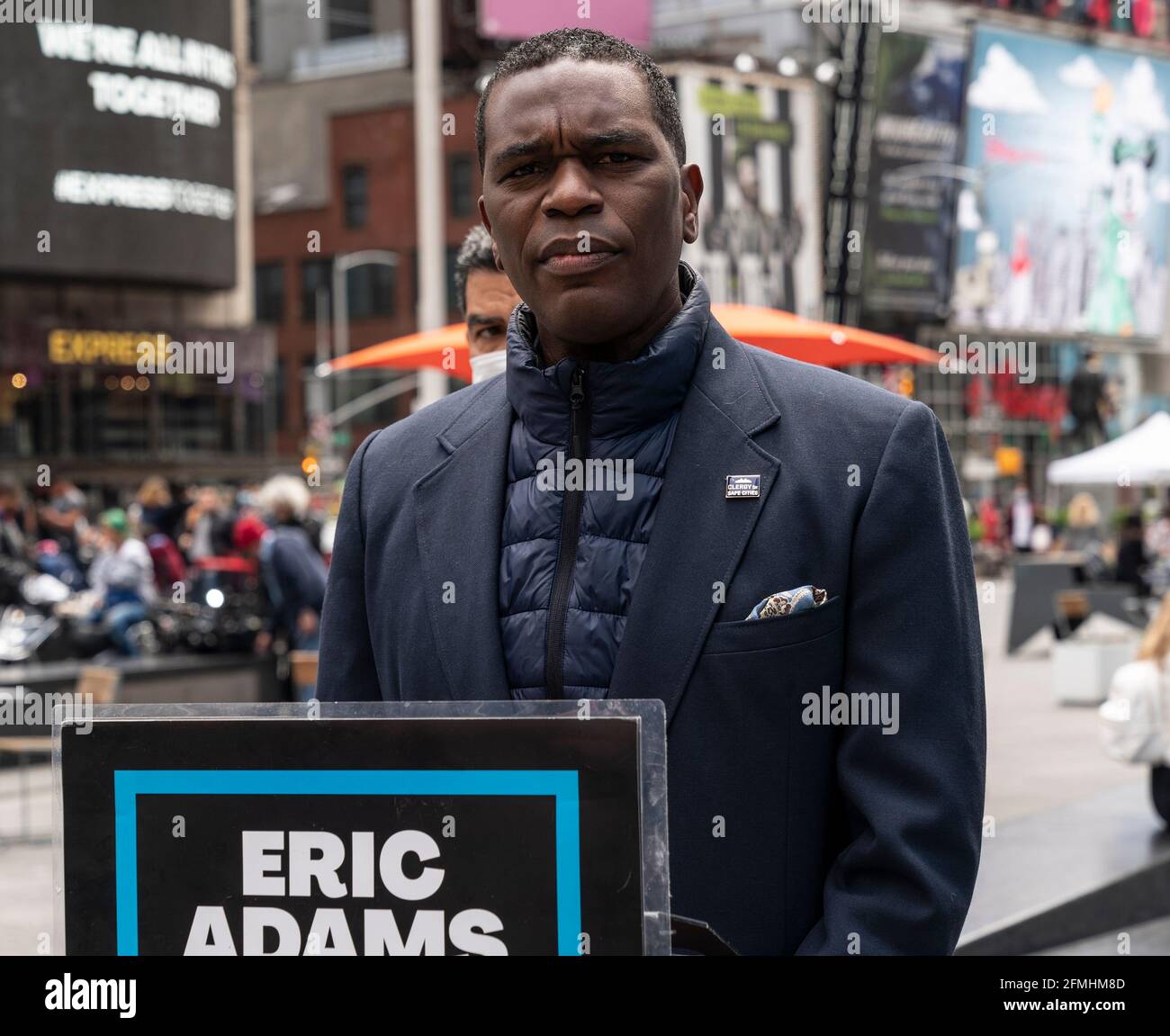 New York, Stati Uniti. 09 maggio 2021. Pastore e avvocato contro la violenza sulle armi Gilford Monrose della chiesa del Monte Zion del 7° giorno a East Flatbush parla durante Brooklyn Borough Presidente e candidato mayoral Eric Adams invitano la città e altri candidati ad adottare le proposte anti-crimine su Times Square a New York il 9 maggio 2021. Adams torna nella stessa posizione in cui ha fatto commenti la notte prima dopo aver sparato su Times Square ha lasciato 3 astanti innocenti tra cui una ragazza di 4 anni ferita. (Foto di Lev Radin/Sipa USA) Credit: Sipa USA/Alamy Live News Foto Stock