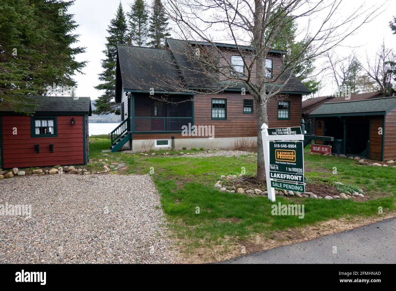 Una casa fronte lago in vendita sul lago Pleasant a Speculator, NY ha segnato la vendita in sospeso, un segno dell'attuale mercato immobiliare. Foto Stock