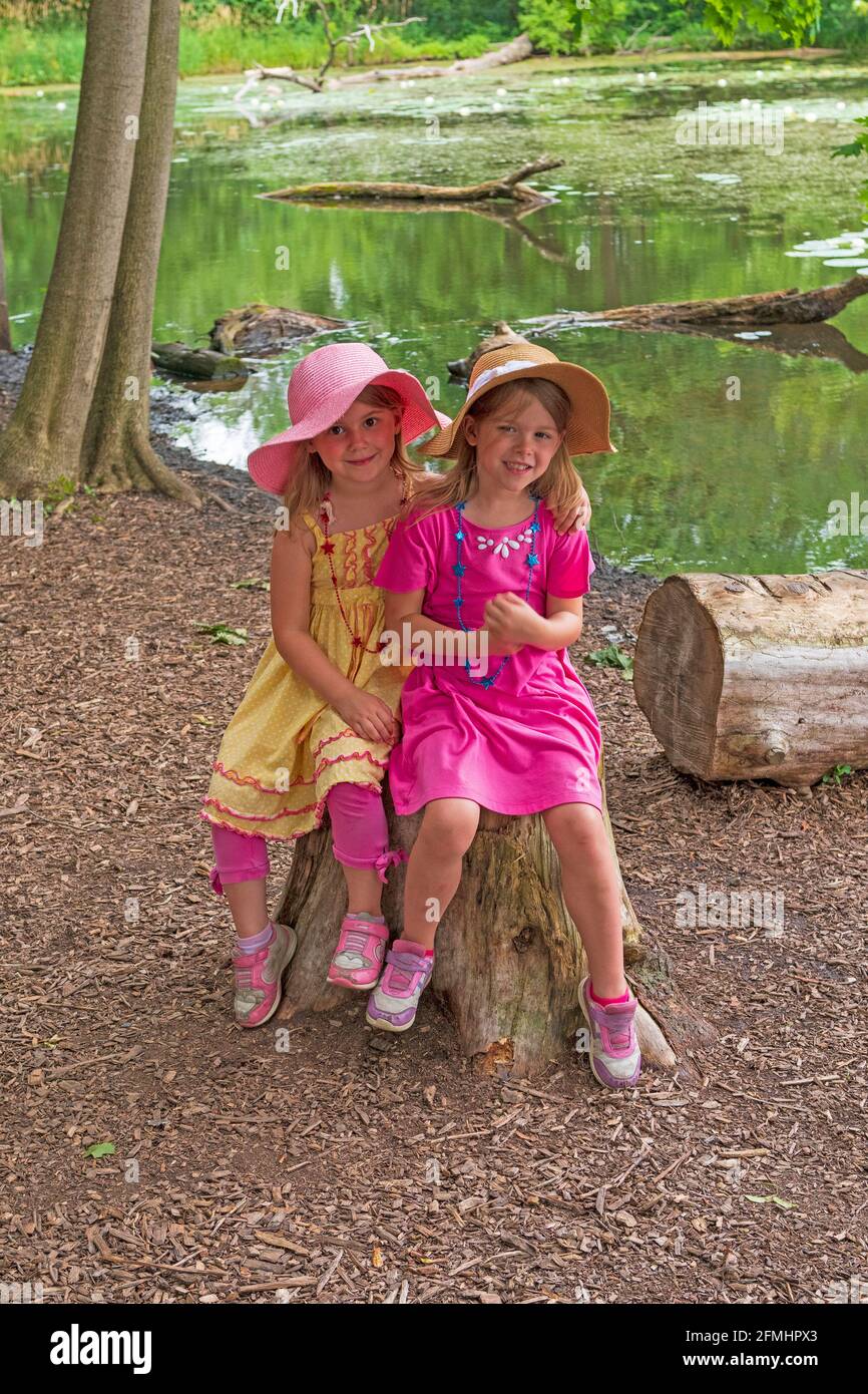 Le Suore gemelle si godono una giornata nel Parco Naturale della Spring Valley Nature Center a Schaumburg, Illinois Foto Stock