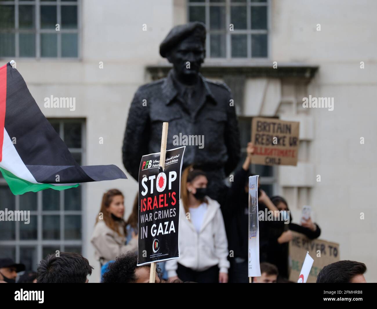 I manifestanti tengono i cartelli sotto lo sguardo del visconte Montgomery Come una manifestazione è stata chiamata in mezzo a previsti sfratti di palestinesi famiglie Foto Stock