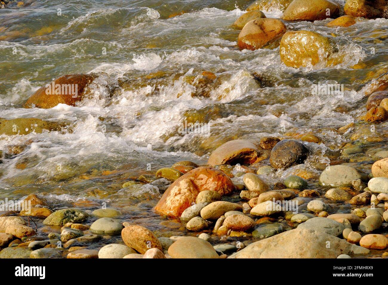 Vista panoramica sul fiume Lidder o Liddar, si trova nella Valle del Kashmir, Jammu e Kashmir, India Foto Stock