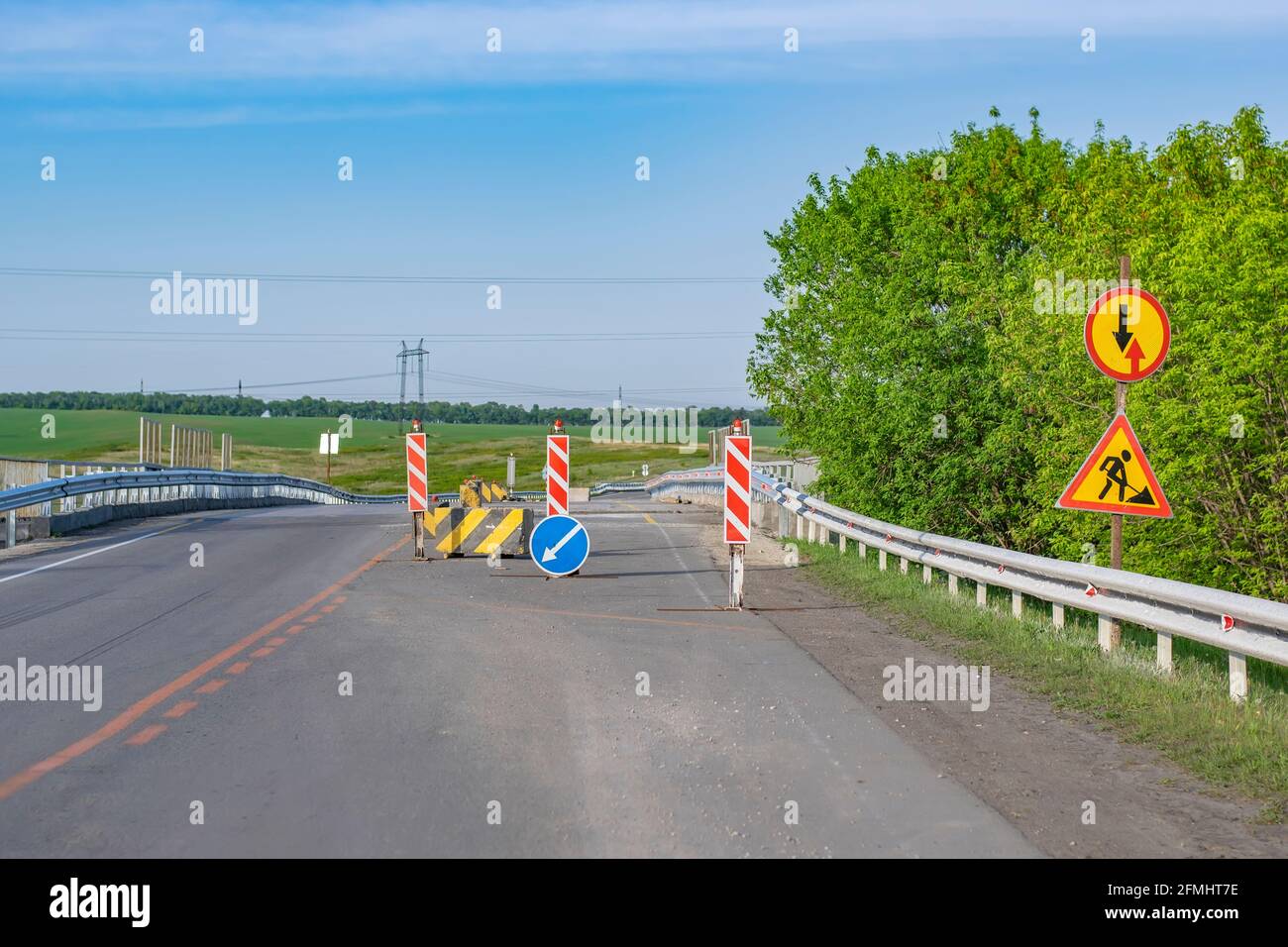vista della strada bloccata da cartelli stradali e calcestruzzo recinzioni Foto Stock