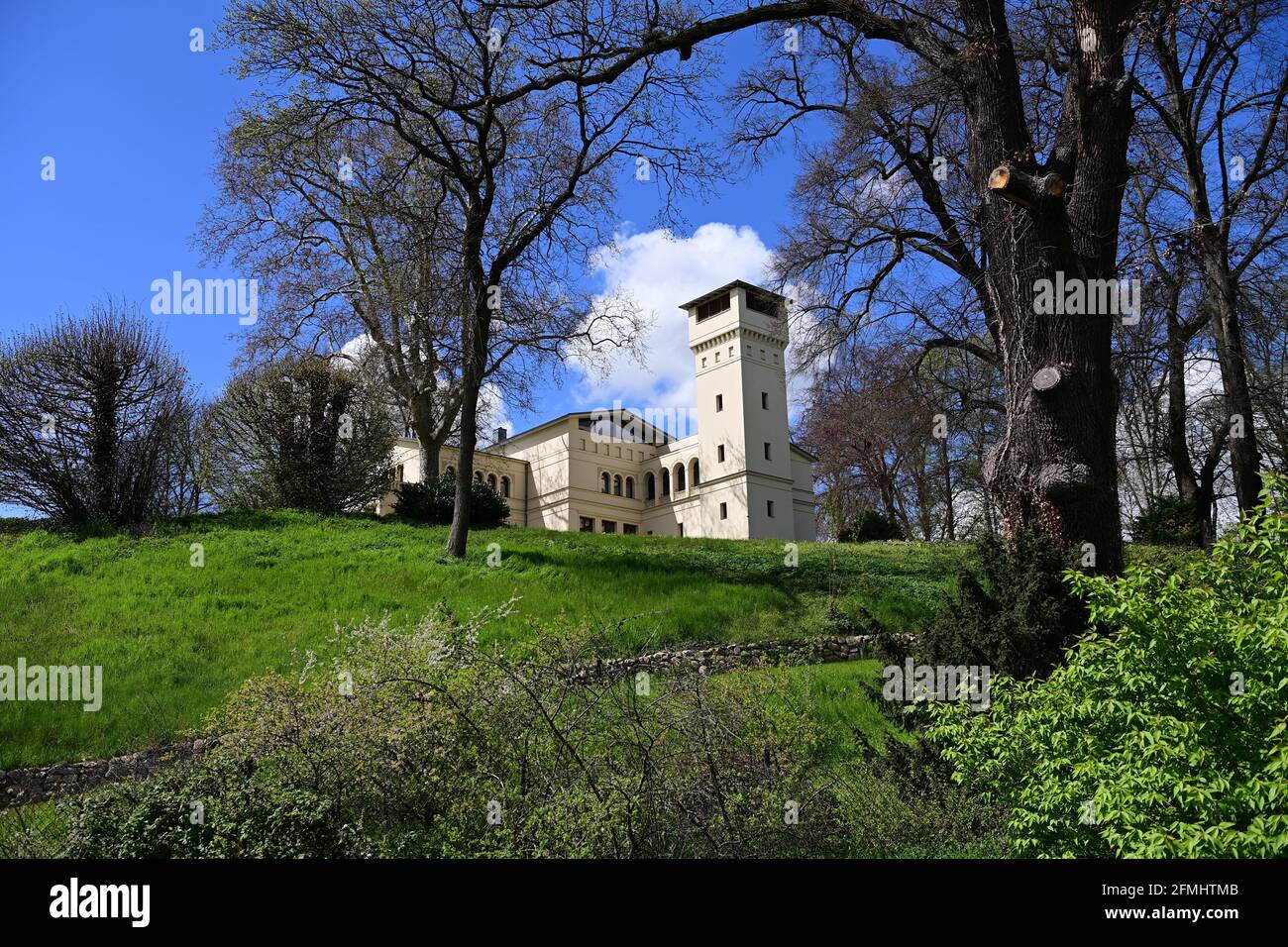 Potsdam, Germania. 05 maggio 2021. La Villa Jacobs si trova leggermente sopra la riva del Jungfernsee. La villa fu costruita in stile rustico toscano nel 1835 dal proprietario della zuccherificio L.F. Otto Jacobs. Credit: Soeren Stache/dpaZentralbild/ZB/dpa/Alamy Live News Foto Stock