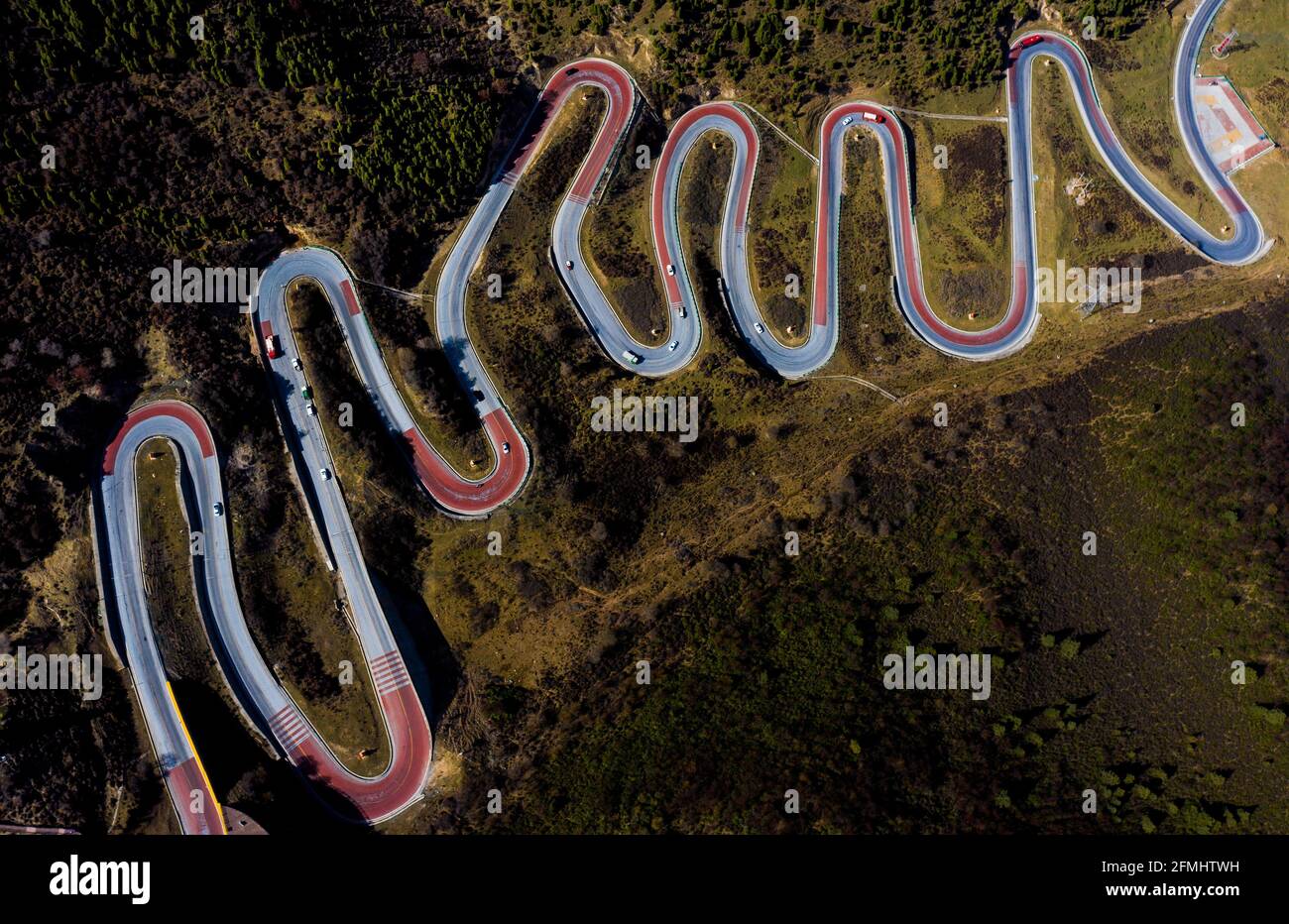 Haidong, Cina. 09 maggio 2021. La strada di montagna cinese Zodiac che ha 12 torrioni a Haidong, Qinghai, Cina il 9 maggio 2021.(foto da TPG/cnsphotos) credito: TopPhoto/Alamy Live News Foto Stock