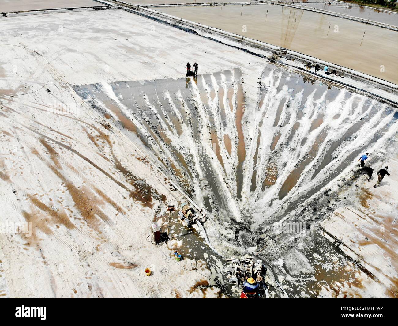 Lianyungang, Cina. 09 maggio 2021. Gli operai stanno facendo il lavoro di brodding del sale in Lianyungang, Jiangsu, Cina il 9 maggio, 2021.(foto da TPG/cnsphotos) accreditamento: TopPhoto/Alamy notizie in tensione Foto Stock