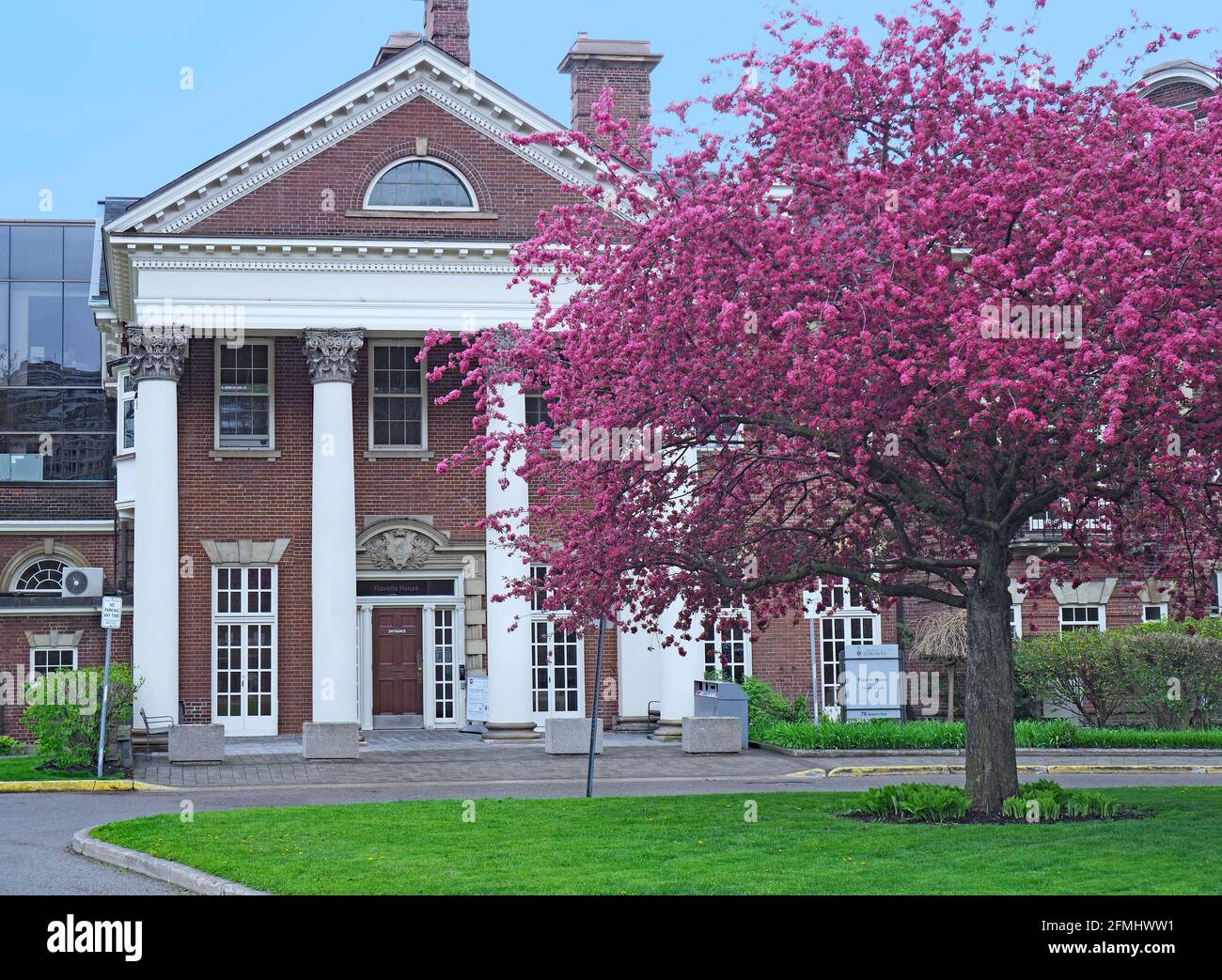 Toronto, Canada - 9 maggio 2021: La Facoltà di giurisprudenza dell'Università di Toronto è ospitato in un palazzo storico costruito nel 1902. Foto Stock