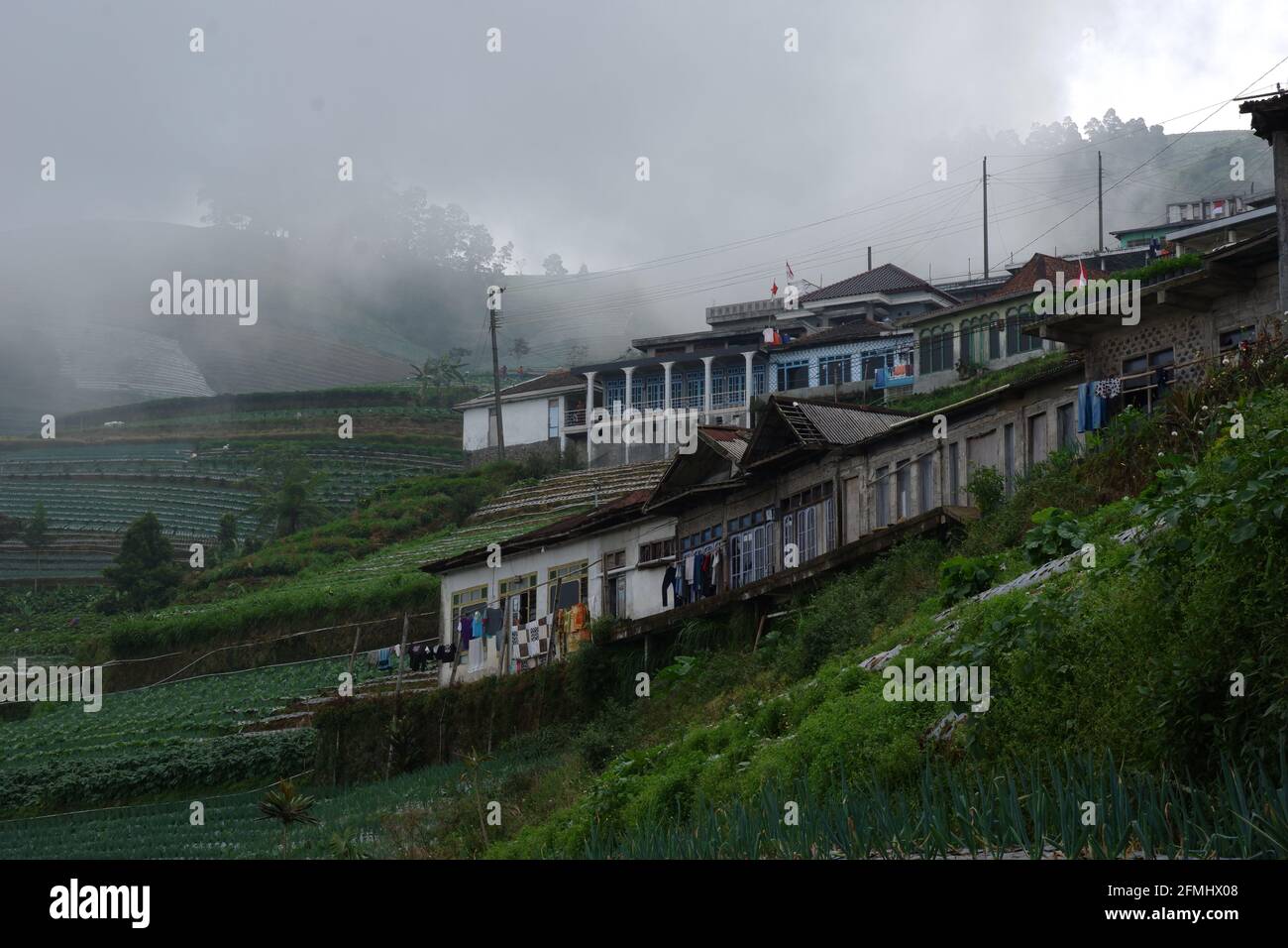 L'atmosfera rurale della zona montagnosa è mattina foggy, le case degli abitanti del villaggio in stile tradizionale nella zona montagnosa Foto Stock