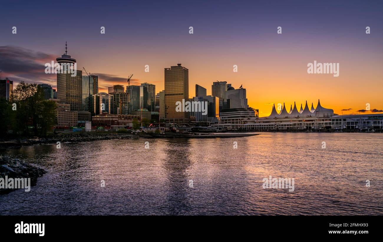 Tramonto sul porto e le vele di Canada Place, il terminal delle navi da crociera e il centro convegni sul lungomare di Vancouver, British Columbia, Foto Stock