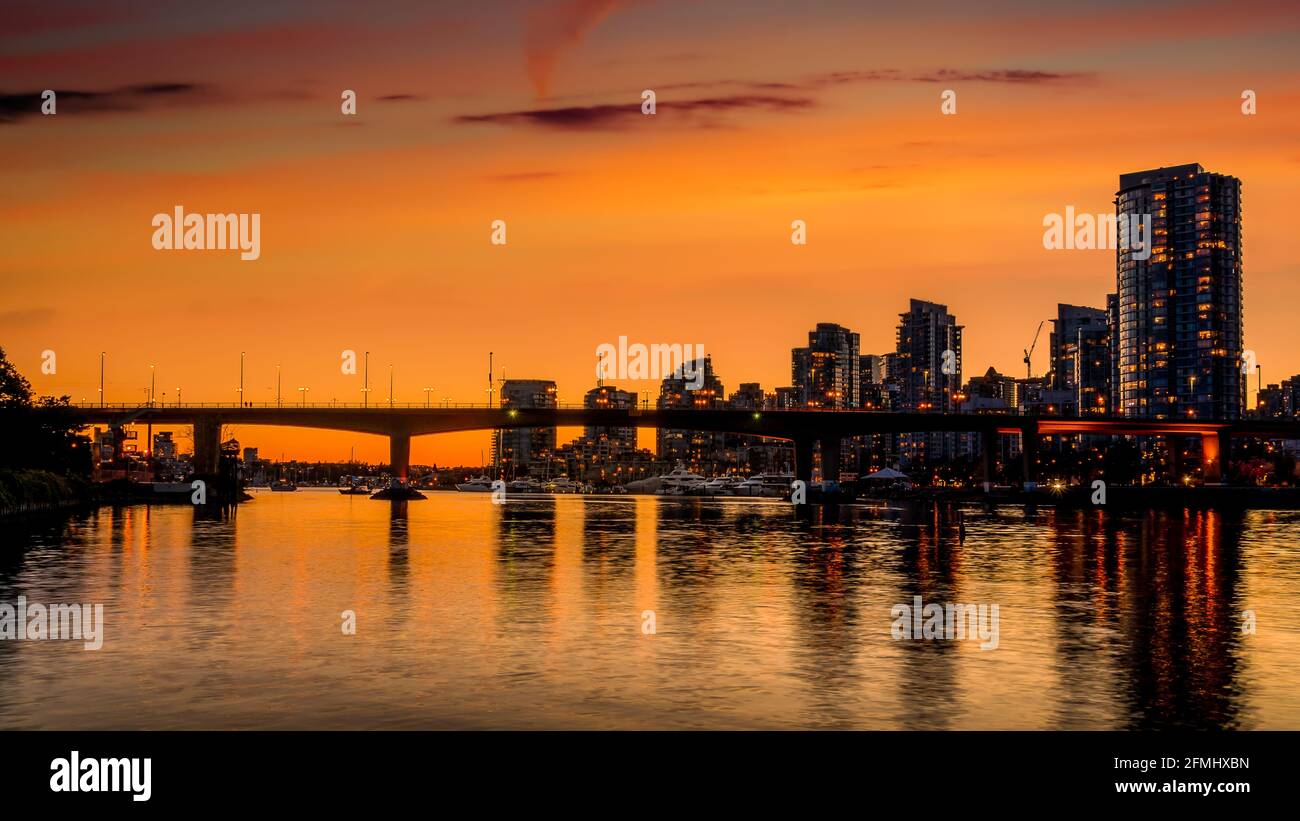 Orange Sky from the Sun ambientazione sul Ponte di Cambie e lo skyline di Vancouver Yale Town presso la North Shore di False Creek, British Columbia, Canada Foto Stock