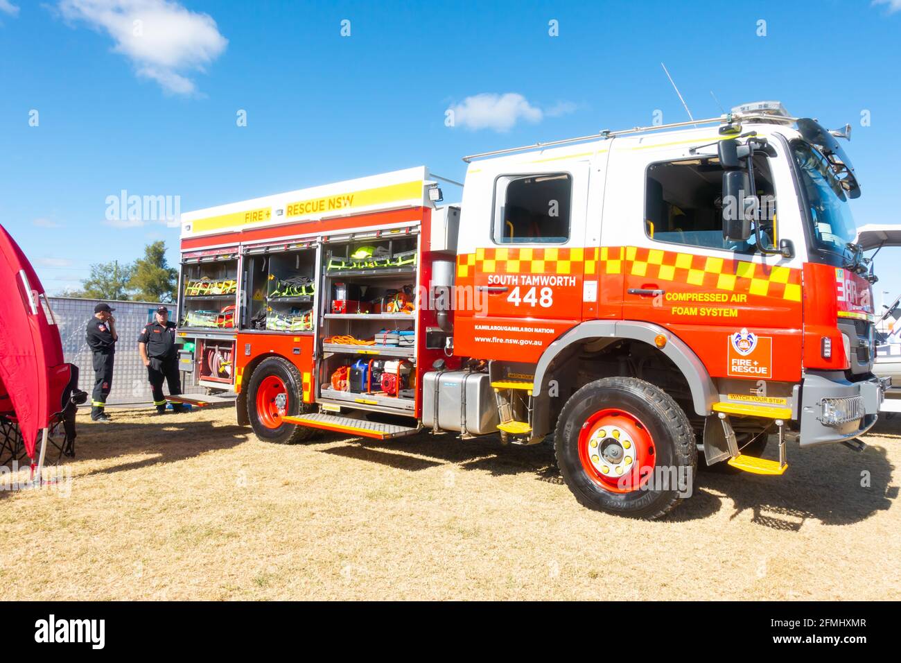 Moderno camion e attrezzature da combattimento Mercedes Fire. Foto Stock