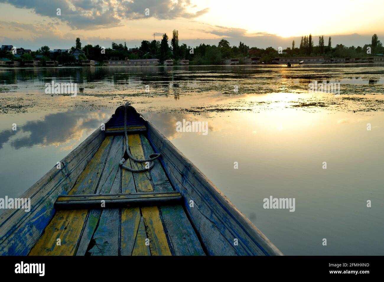 Shikara o casa barca in Nigeen lago, Srinagar, Jammu & Kashmir, India Foto Stock