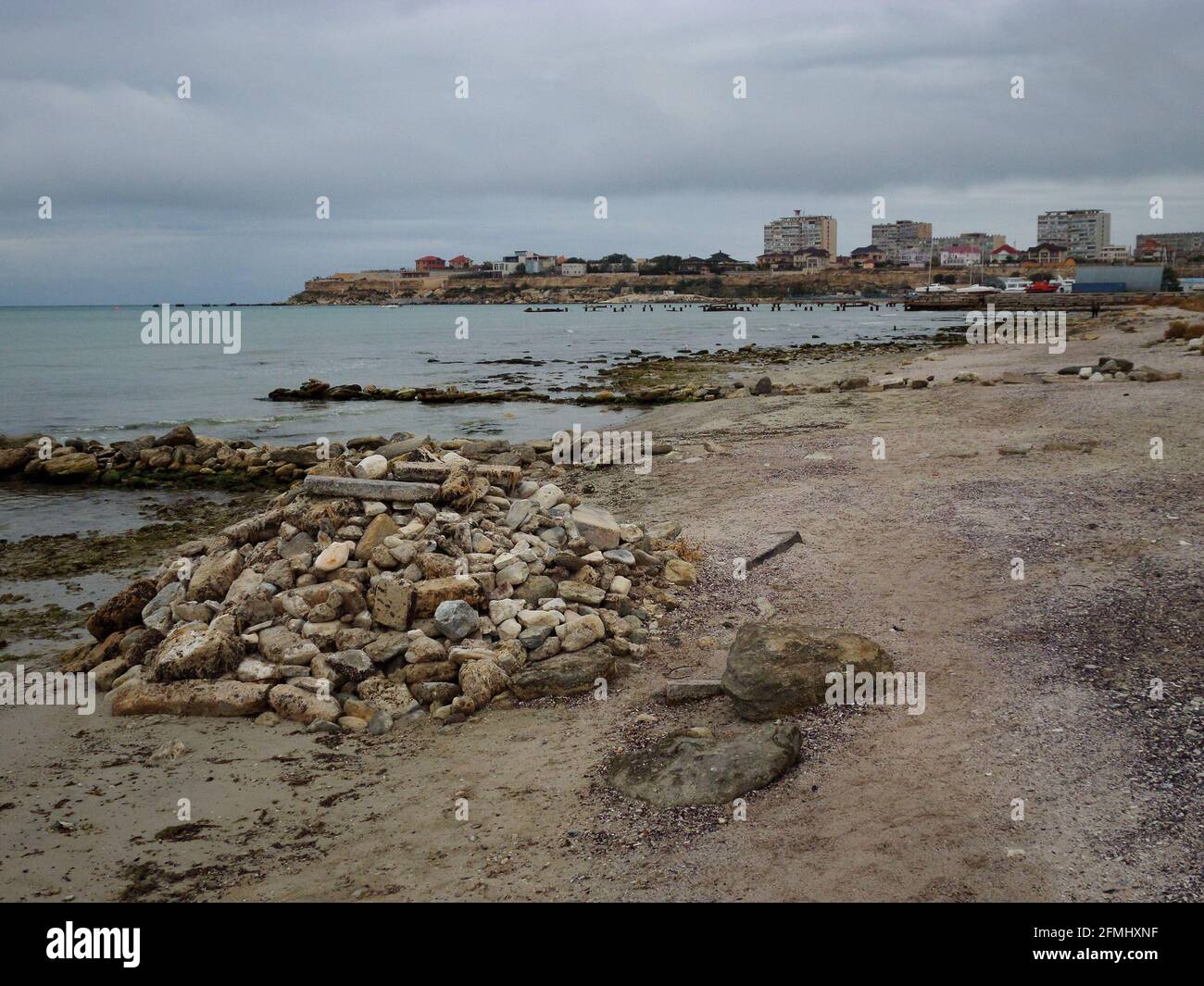 Un mucchio di pietre sulla riva del Mar Caspio. Città di Aktau. Kazakistan. Regione di Mangistau. 12 ottobre. 2019 anni. Foto Stock